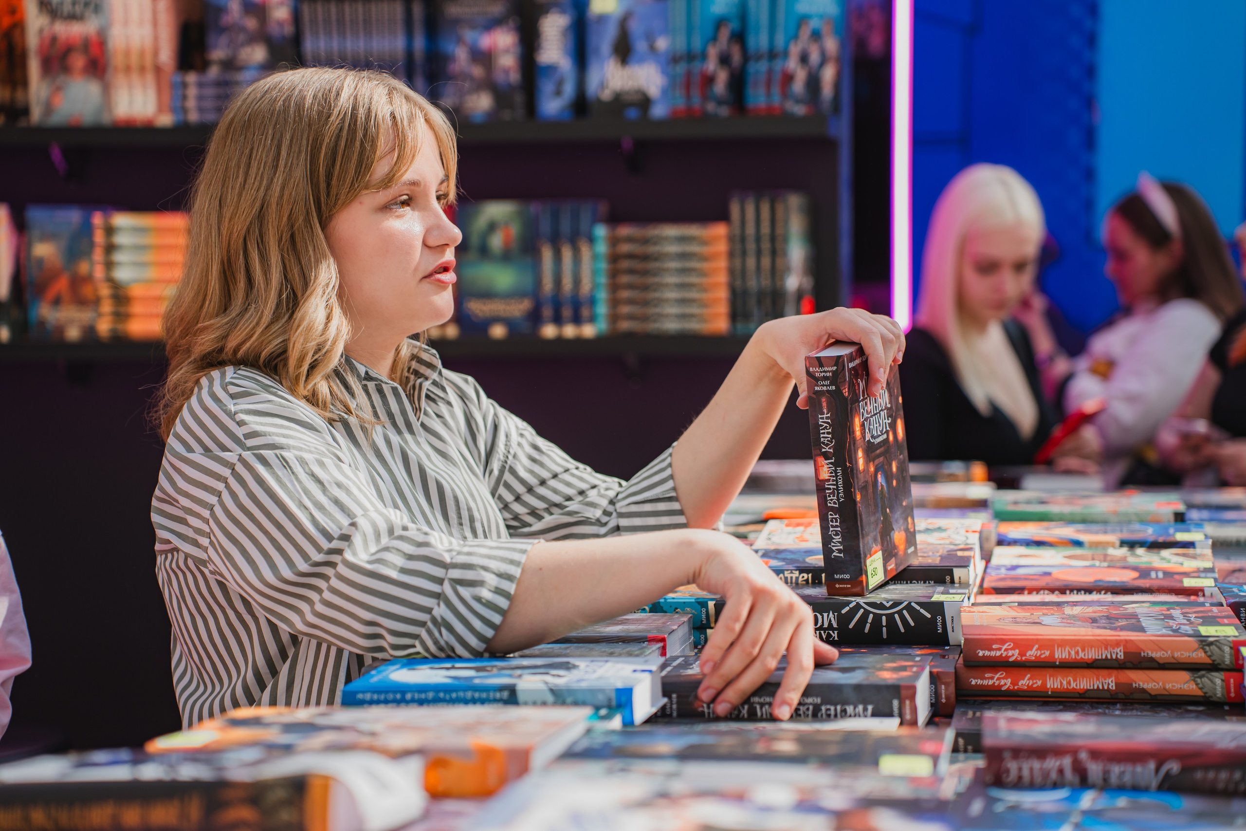 МИФ Non/fictio№ 2025 стенды. Репортажный фотограф Анастасия Рубцова
