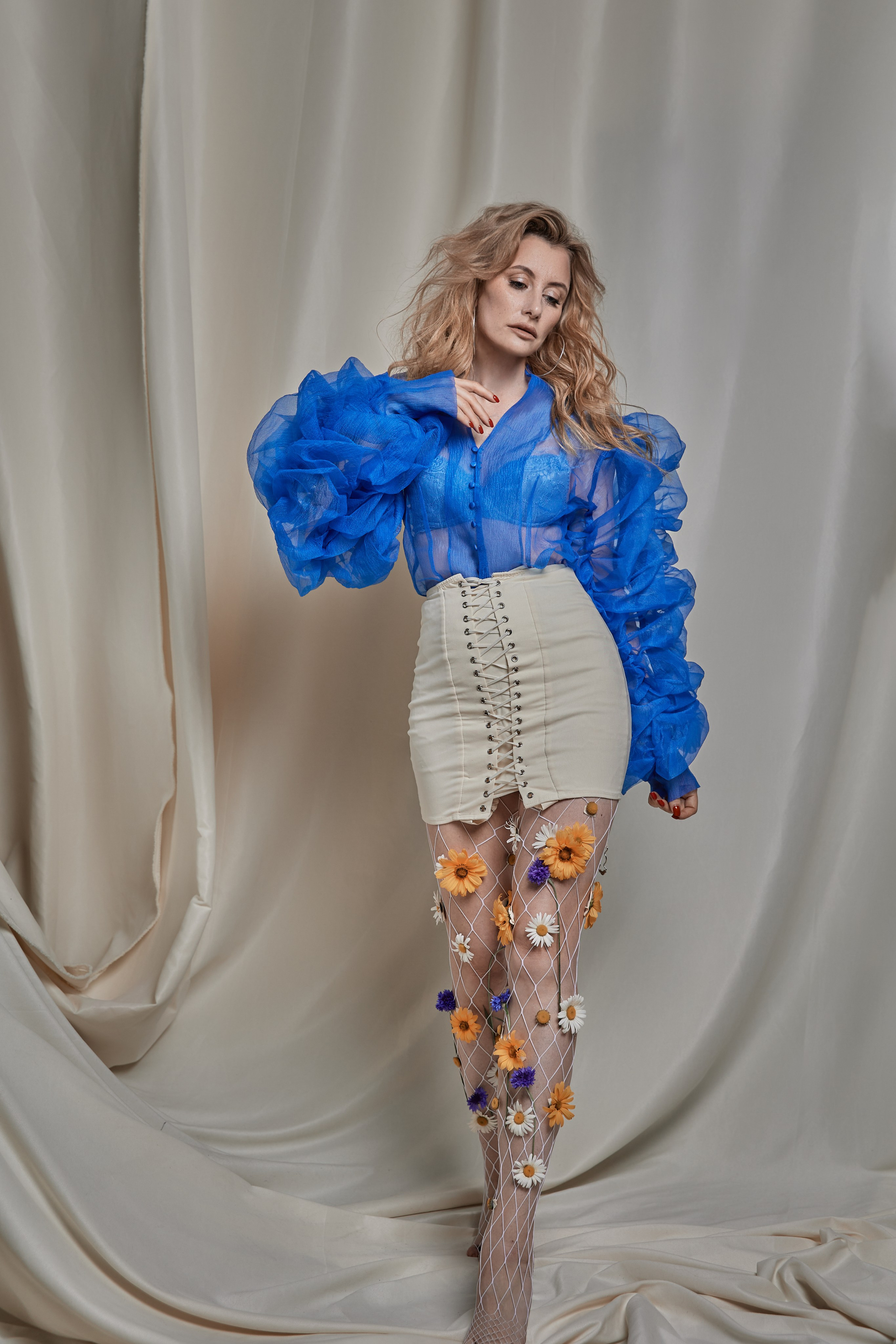 Марина с цветами. Фотограф женского портрета, беременности и материнства Харькова Елена