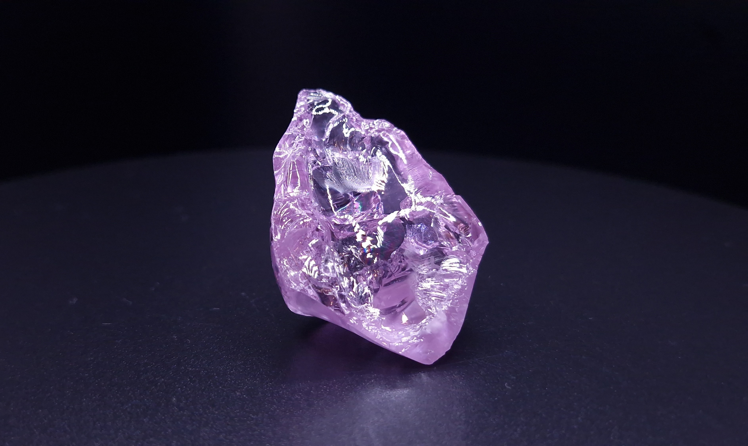 Фиолетовый гранатовый кристалл. YAG garnet иттрий алюминиевый гранат ИАГ