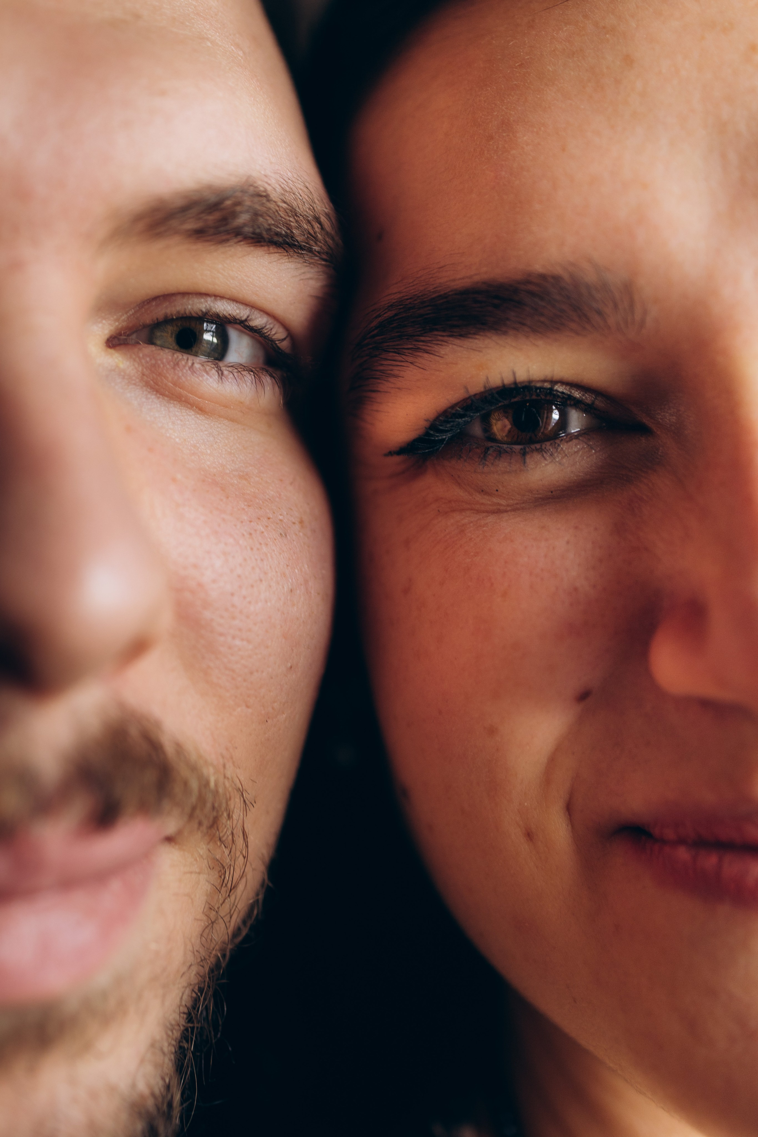 очень крупный план лица парня и девушки близко лицо к лицу