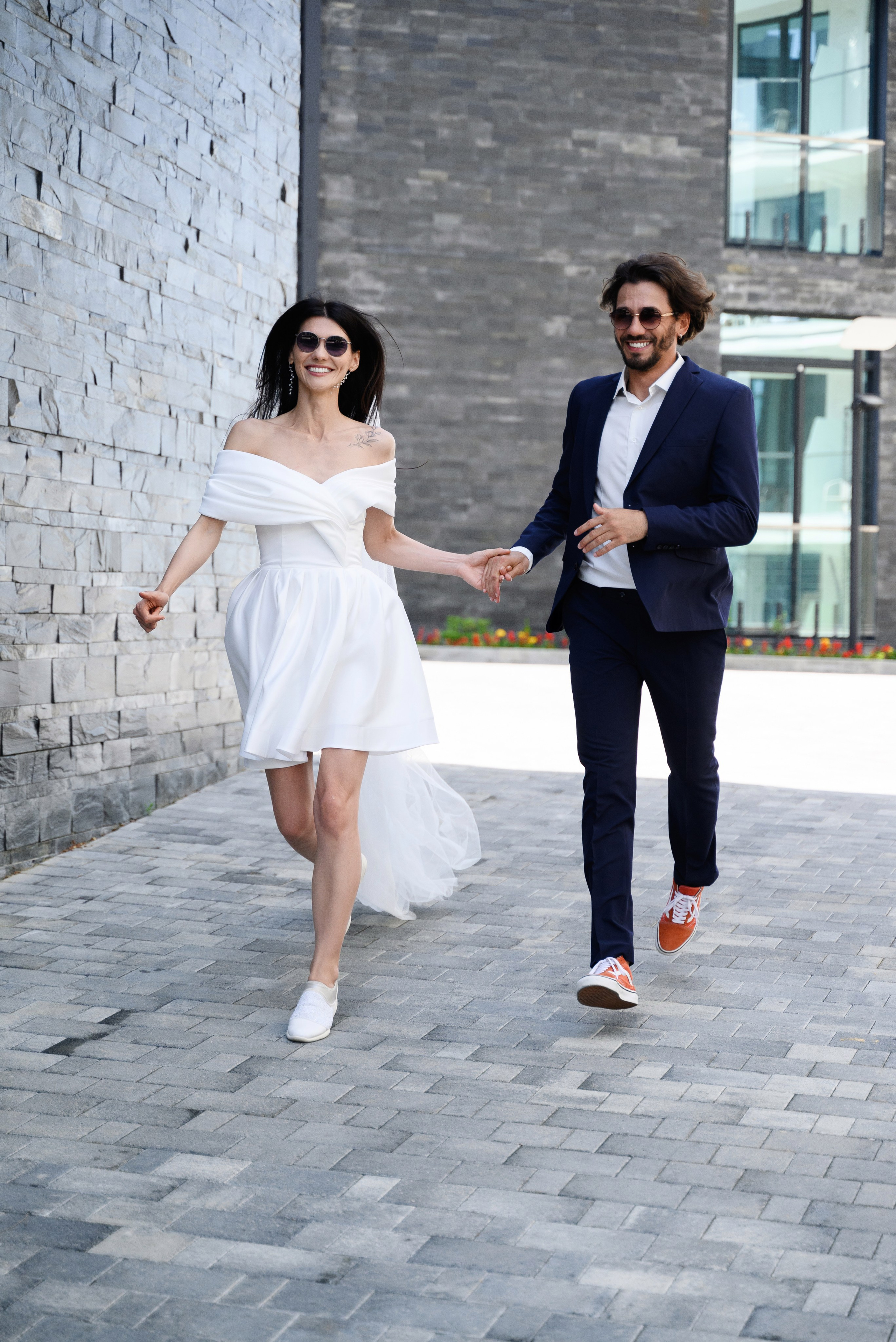 Романтическая фотосессия для молодоженов в отеле Лучезарный, Сочи они бегут влюблённые куда-то