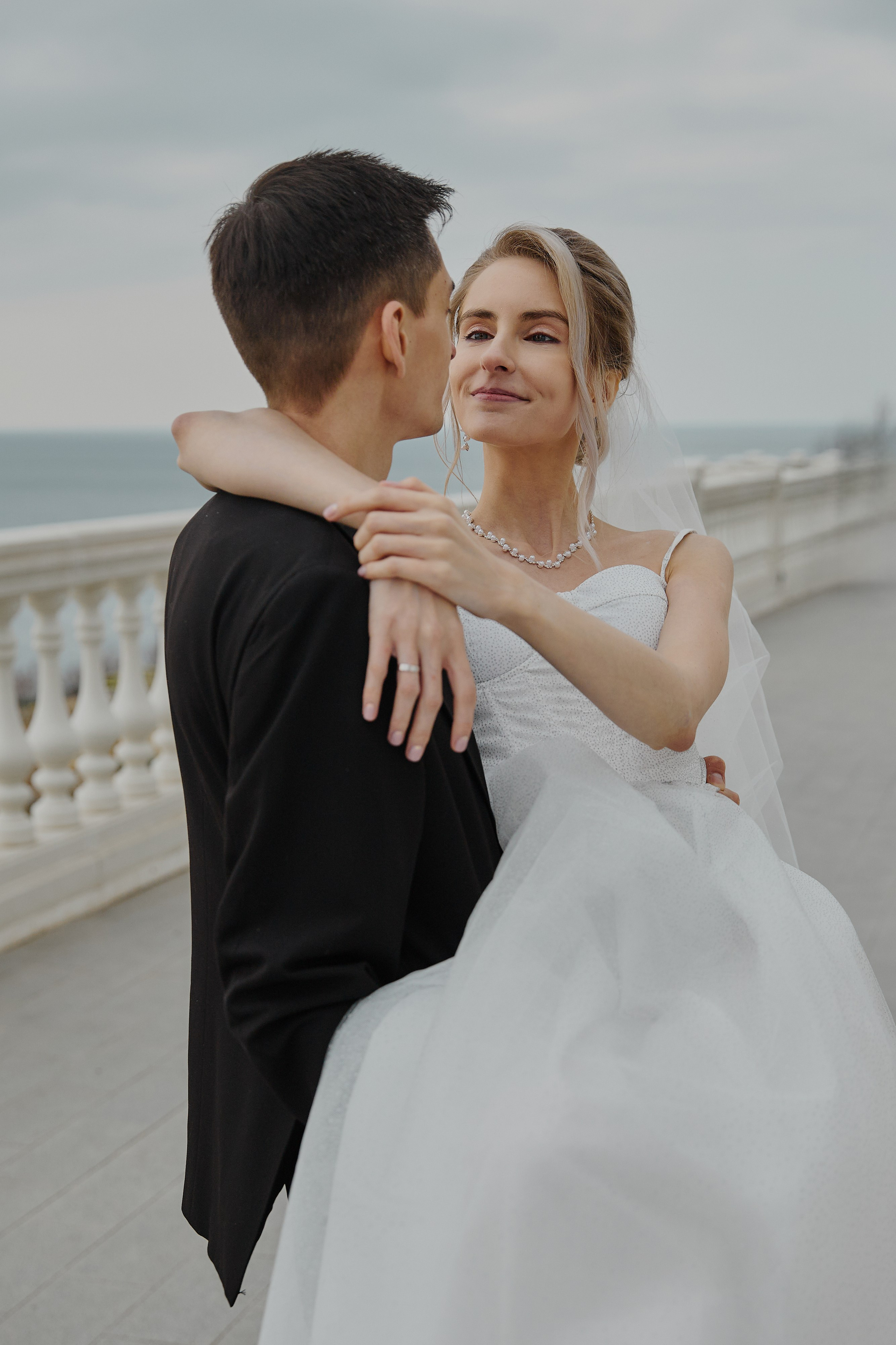 Свадебная фотосессия на белой набережной города Анапа
