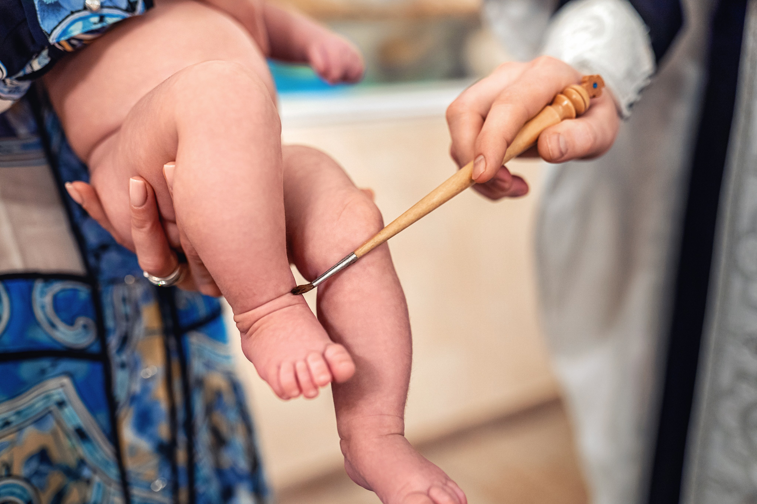 Крещение ребенка в храме Петра и Февронии в Покровском монастыре. Фотограф \ Видеограф на Крещение, Венчание Москва| Семейные съемки
