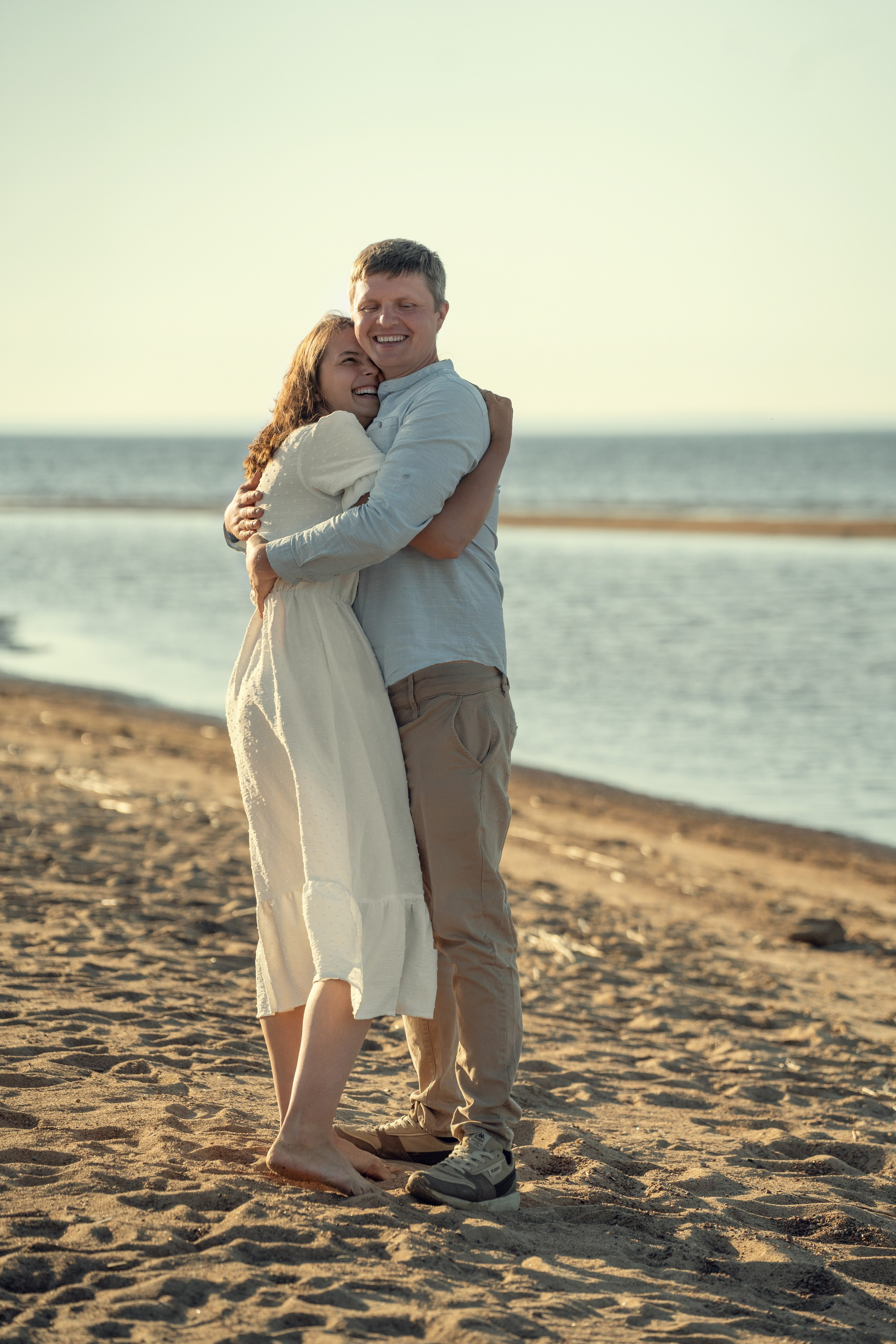 love story для семейной пары на берегу Финского залива. Пока дети играют, молодые родители обнимаются и целуются под прицелом фотокамеры. 