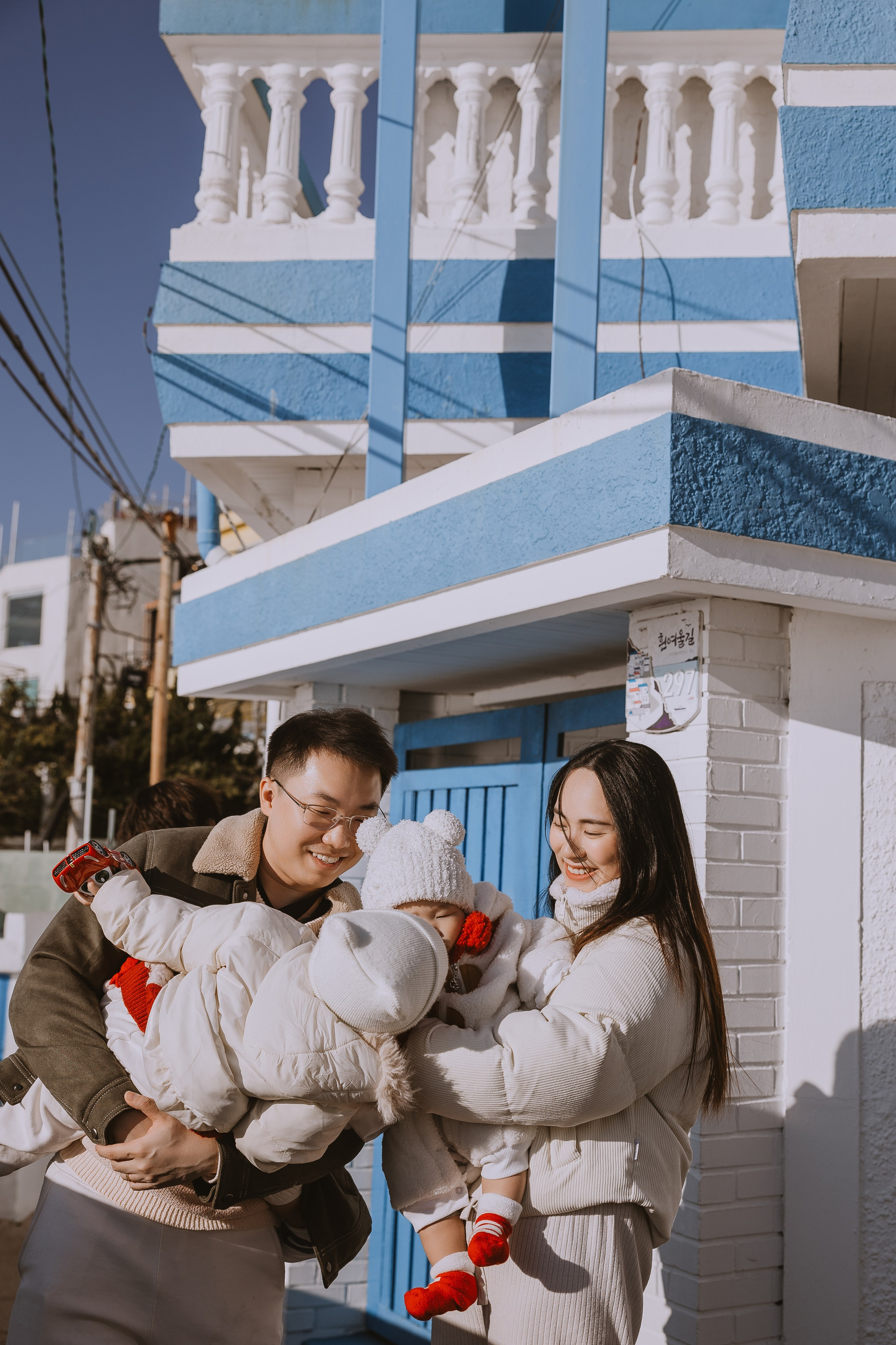 Семейная прогулка в Пусане. Зимняя фотопрогулка по Пусану. Фотопрогулка в Пусане. Семейная прогулочная фотоссесия. Фотосессии в Пусане. Фотоссесии в Корее. Фотограф Пусан. Какую одежду выбрать для фотосессии зимой. 