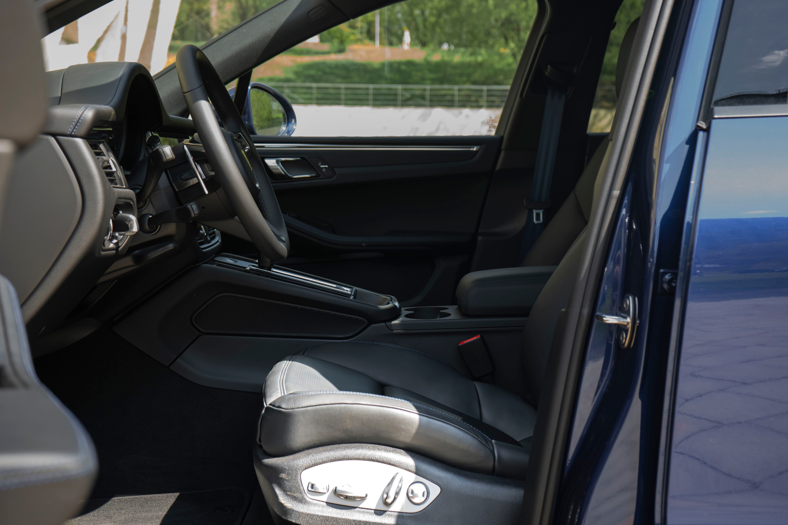 Porsche Macan. Автомобильный фотограф Ногинск Денис Городок