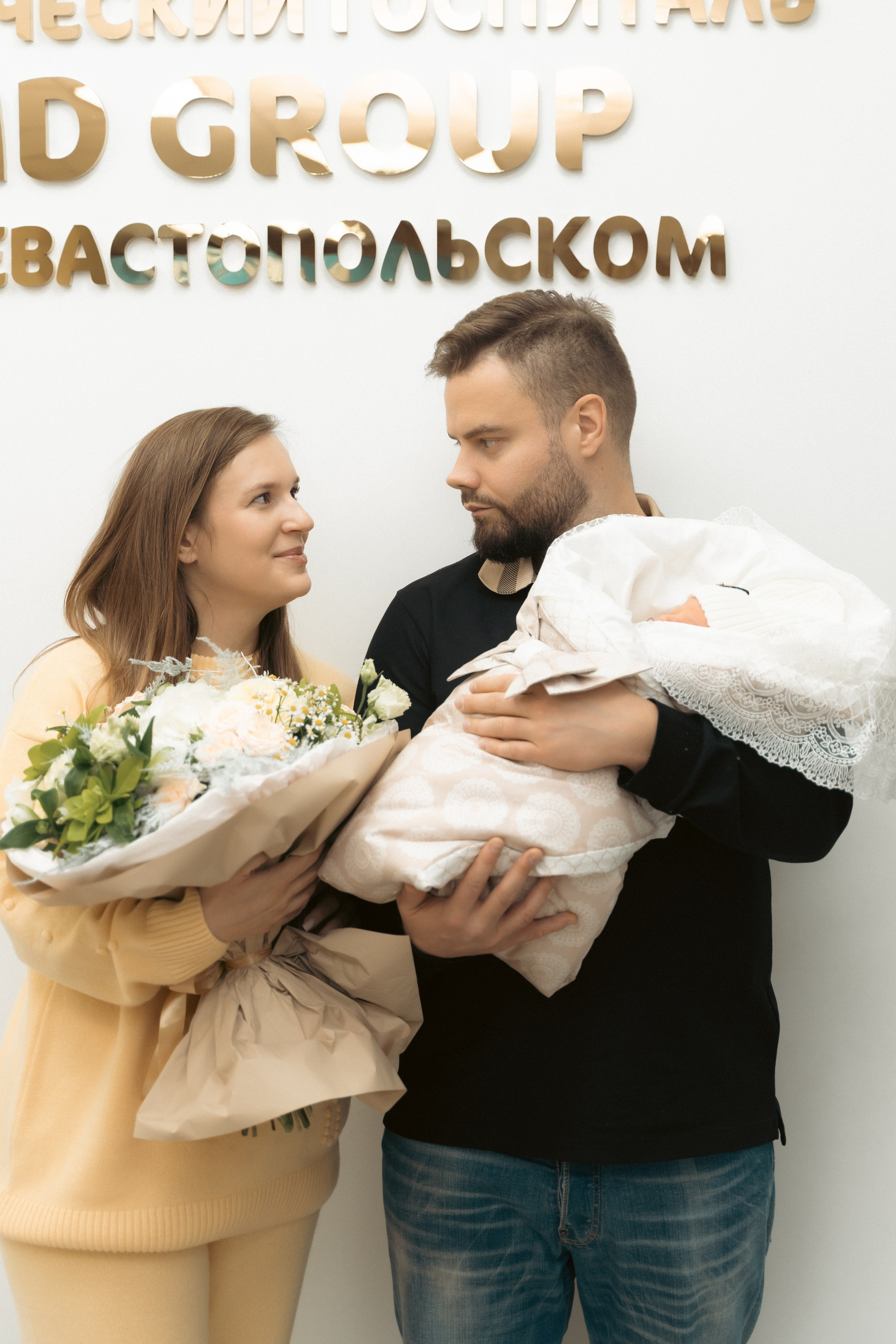 Выписка. Клинический госпиталь MD GROUP на Севастопольском проспекте. Фотографы на роды в Москве. Фото и видео родов. Фотопроект «Продолжение рода»