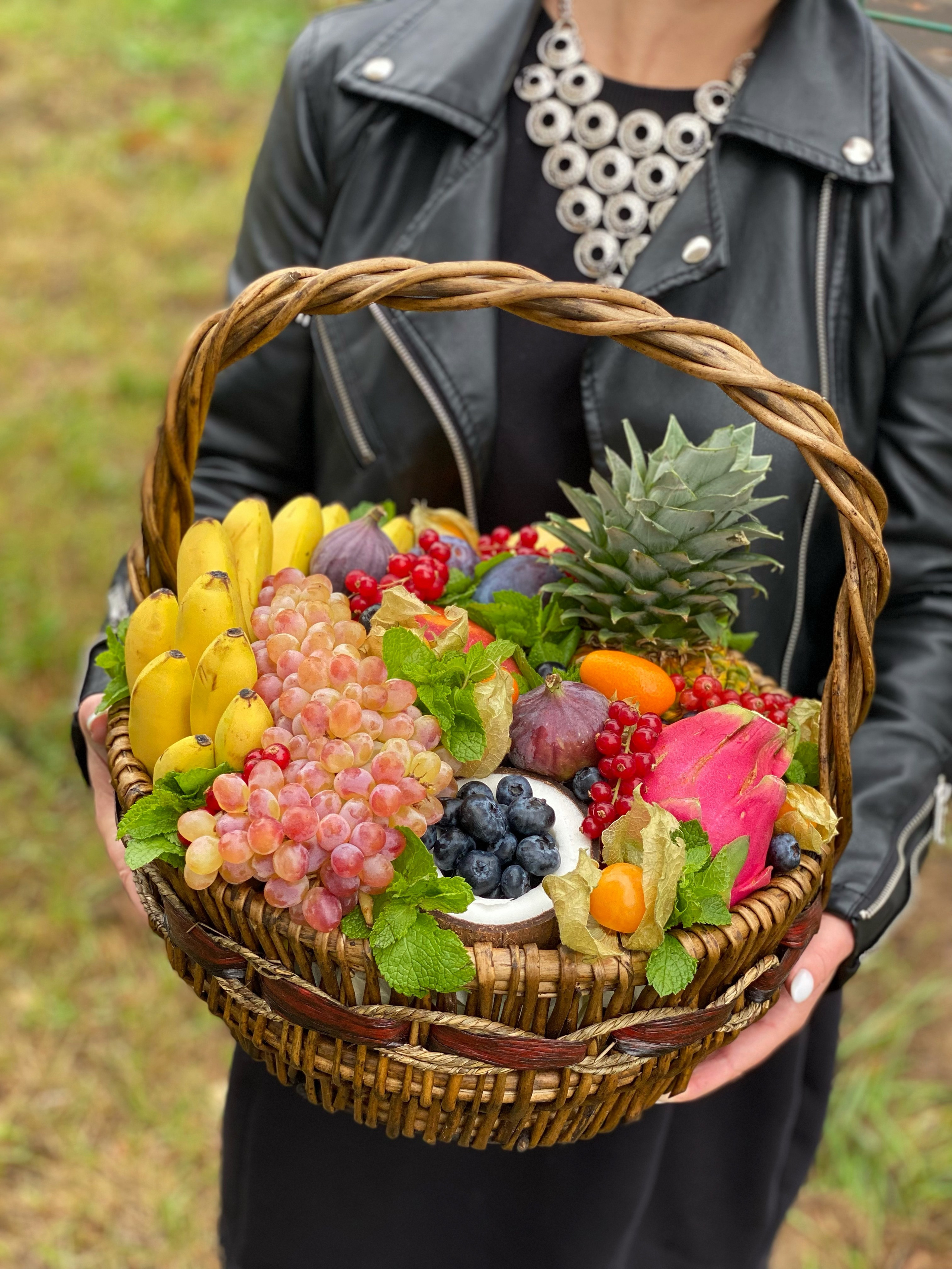 Корзины. Выездной кейтеринг, съедобные букеты, торты и сладости на заказ