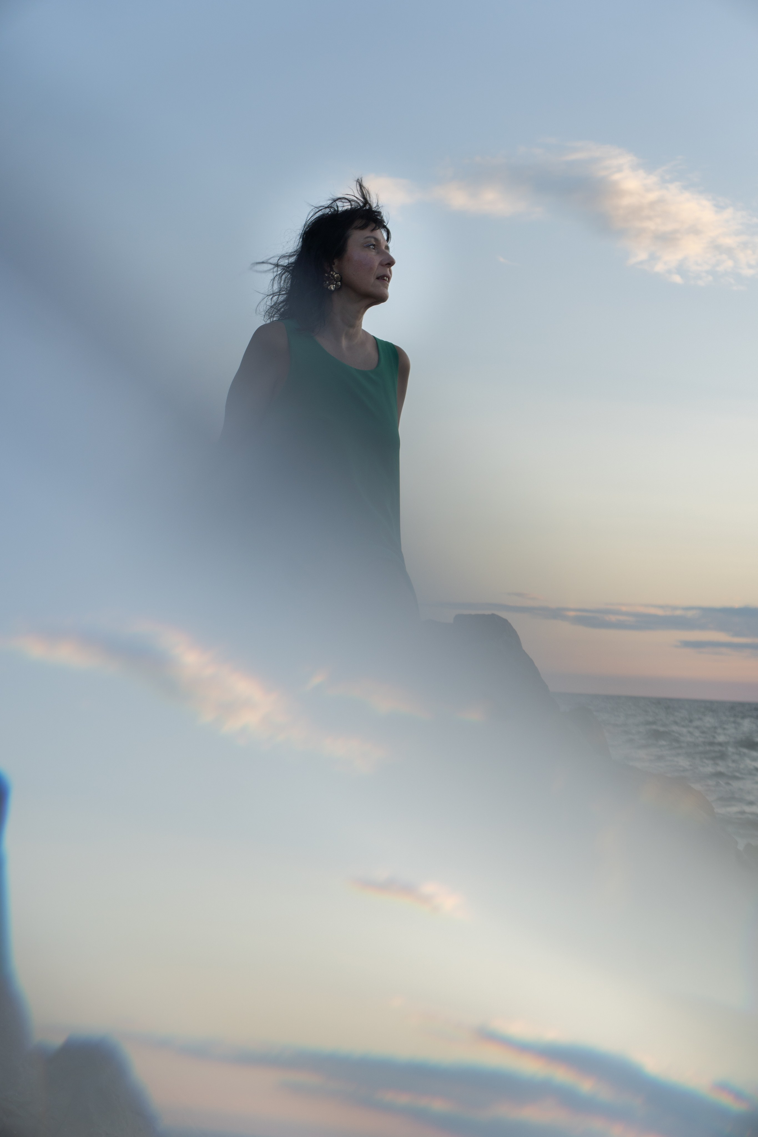 Fotorittratto di una donna tra cielo e mare