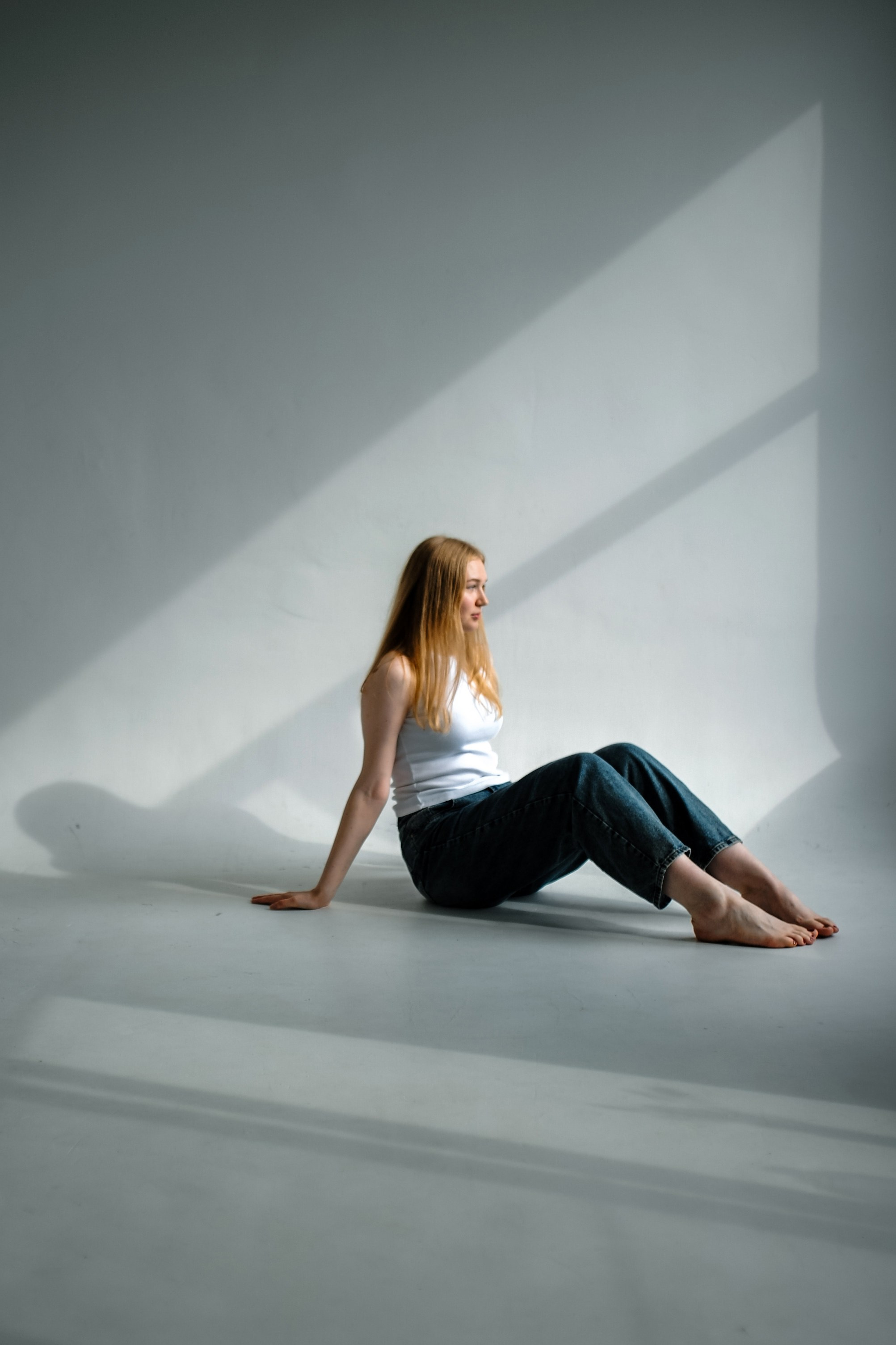 Портретная съемка в студии Гомеля: девушка с лёгким образом на мягком фоне