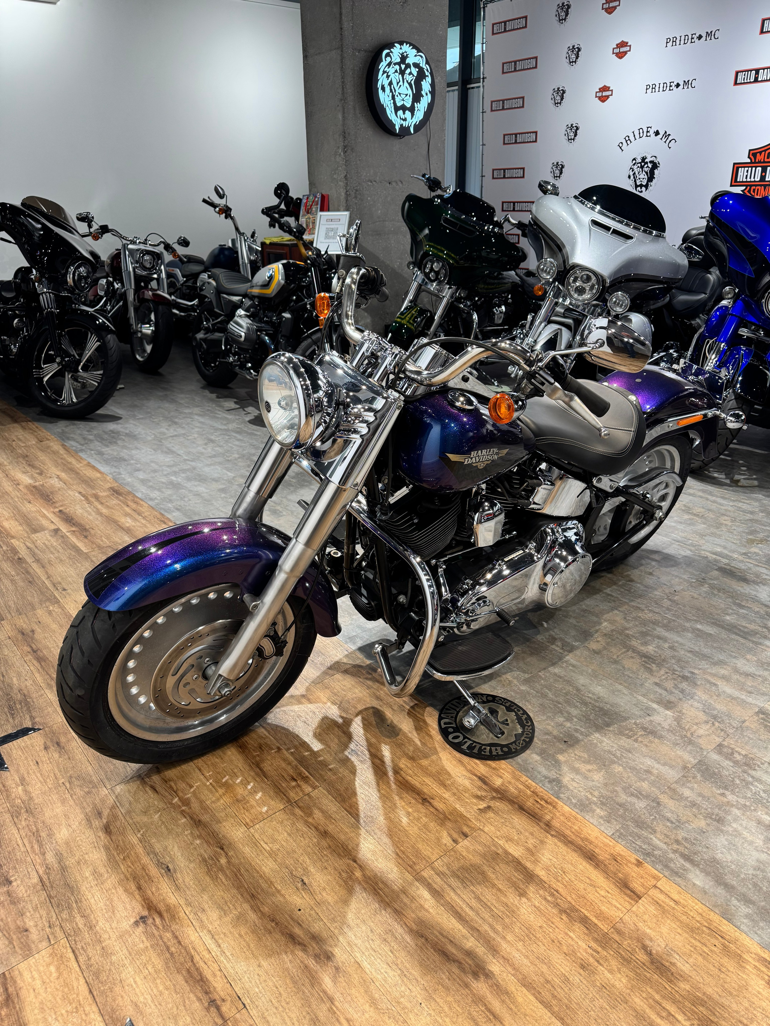 Мотоциклы Harley-Davidson 2010 Fat Boy (Flame Blue Pearl) (Softail)  — купить мотоцикл. Hello Davidson, Москва. Только хорошие мотоциклы…