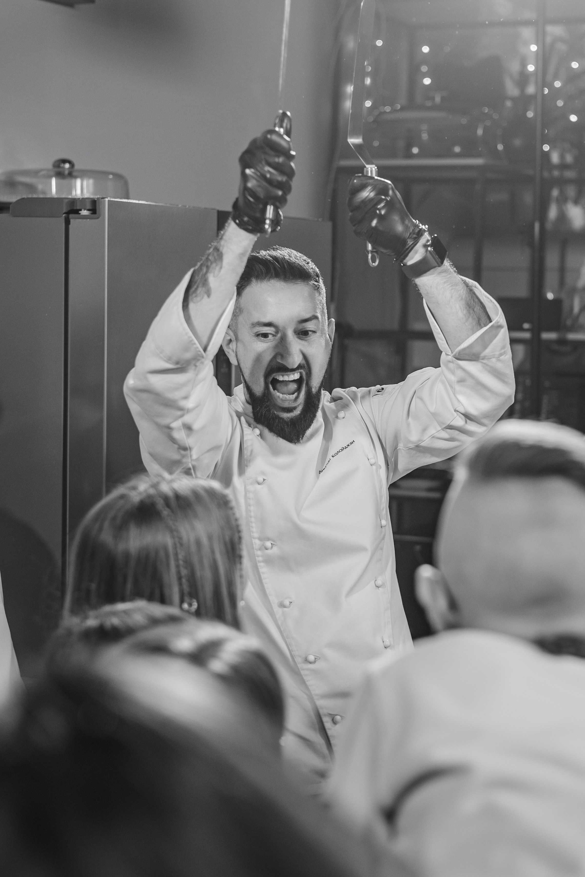 Кулинарная студия артишок шеф Дикран с лопатками для торта удивлять публику