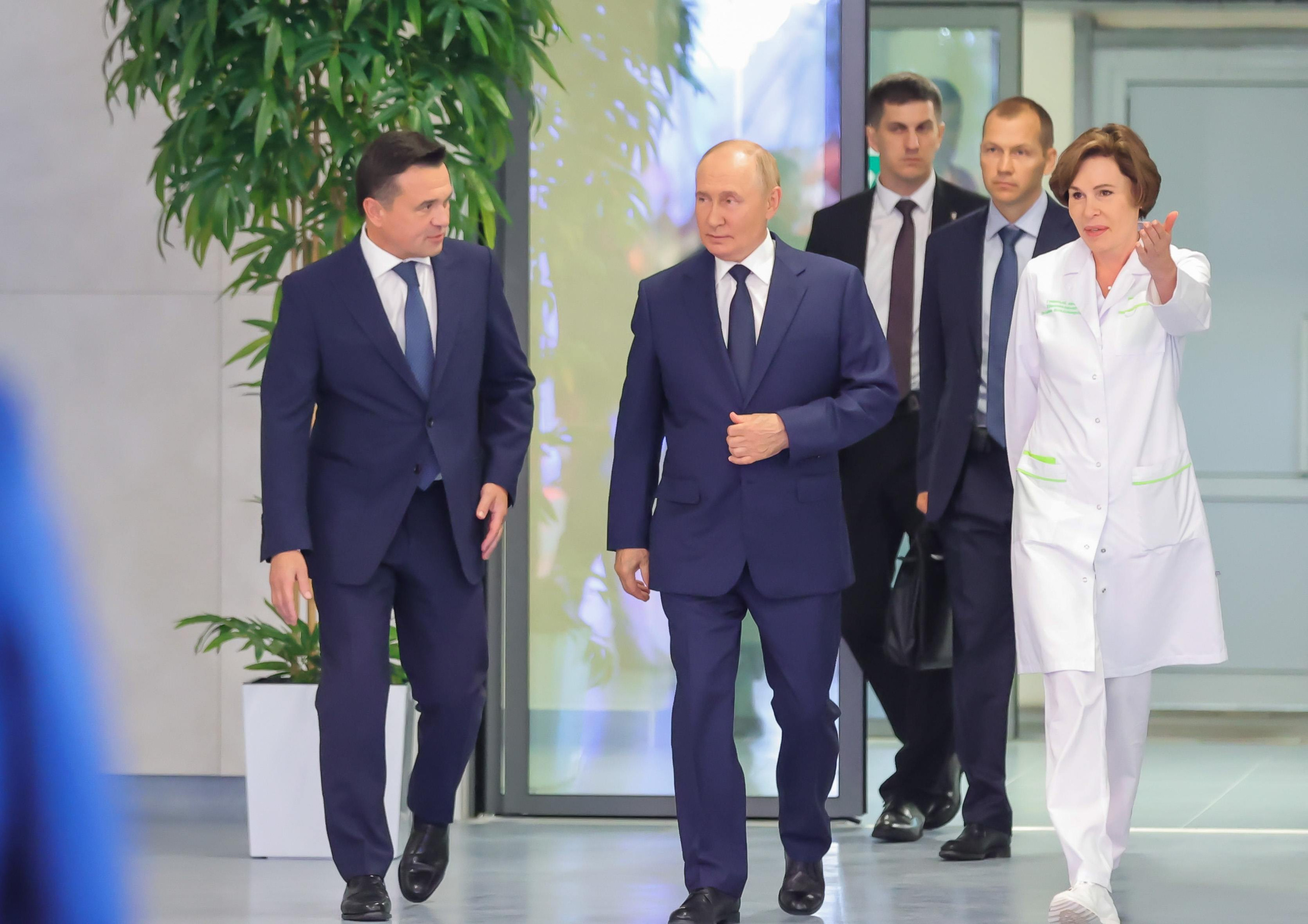 Владимир Путин приехал на открытие Детского клинического центра им. Л. М. Рошаля в Красногорске, сообщает пресс-служба губернатора и правительства Московской области. Фотограф Константин Семенец