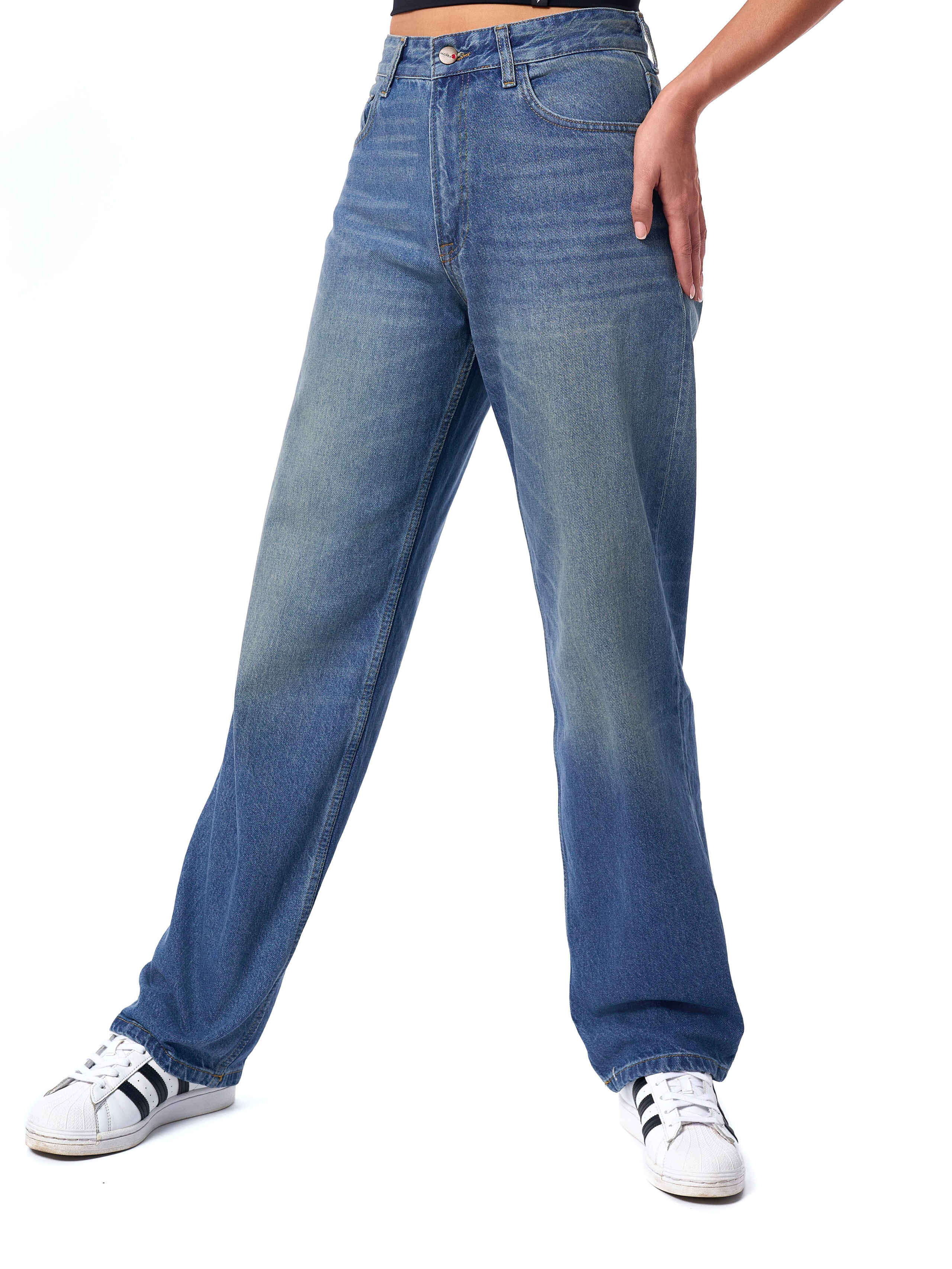 Джинсы женские. Каталожный предметный фотограф