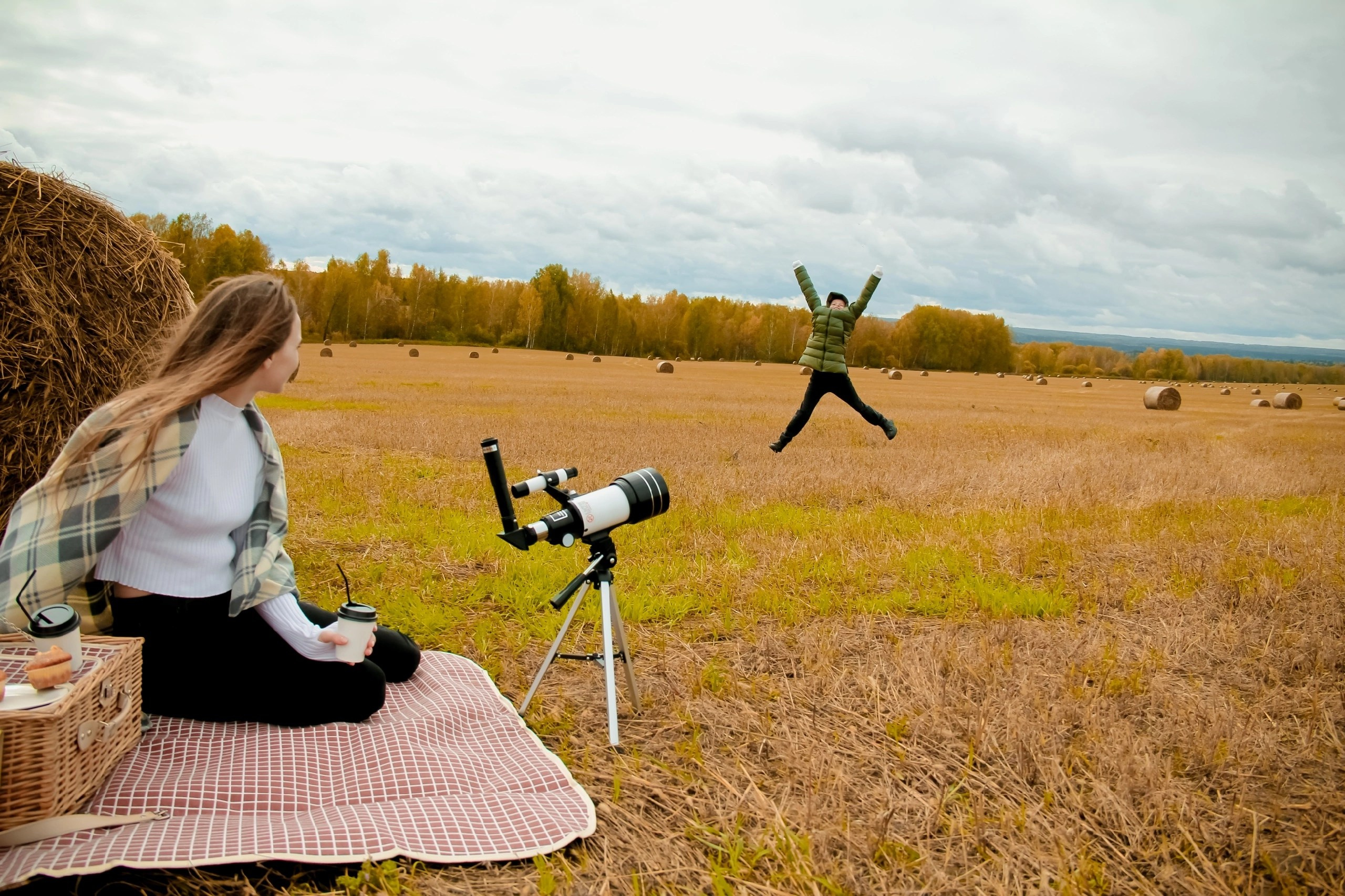 В поле с тюками. Семейный фотограф в р. п. Маслянино Саишева Мария