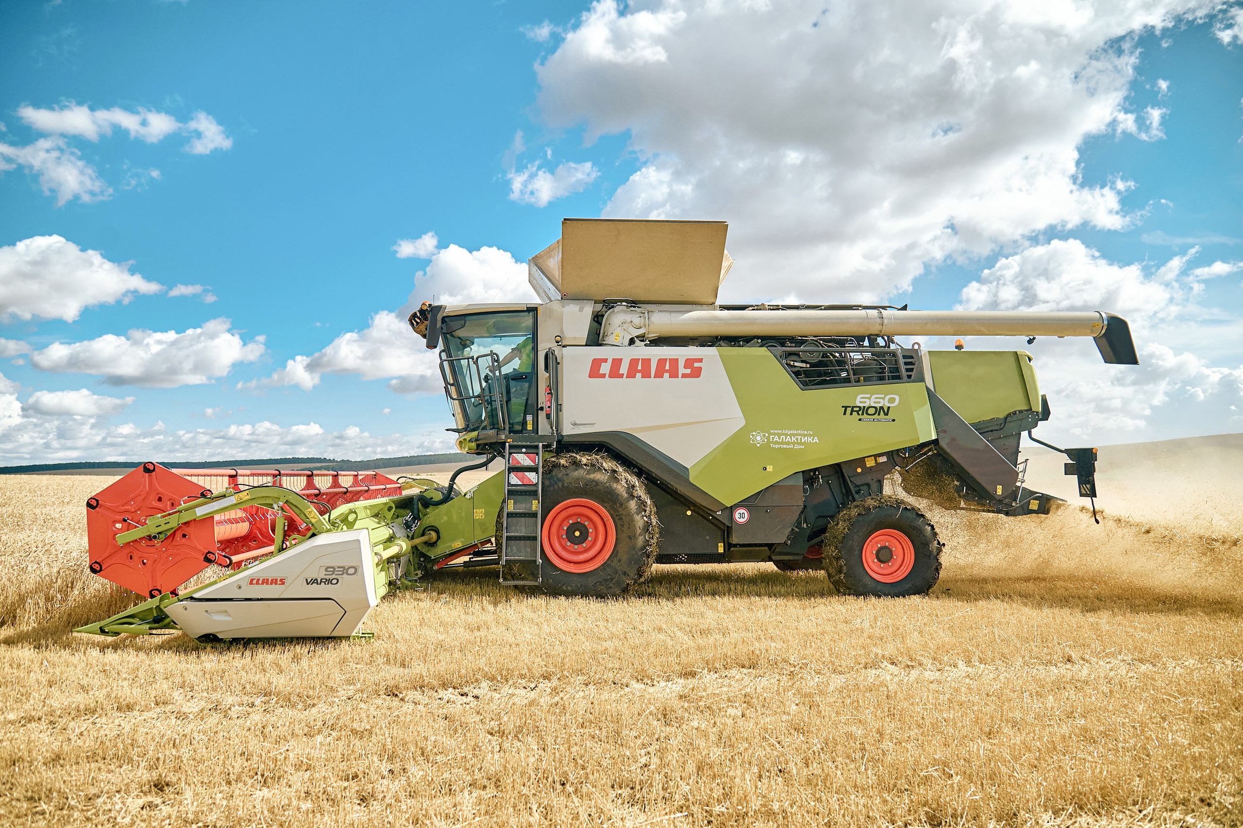 Сельхозтехники Галактика — представление в работе близ г. Абакан. Фотограф Яковлев Роман — Красноярск