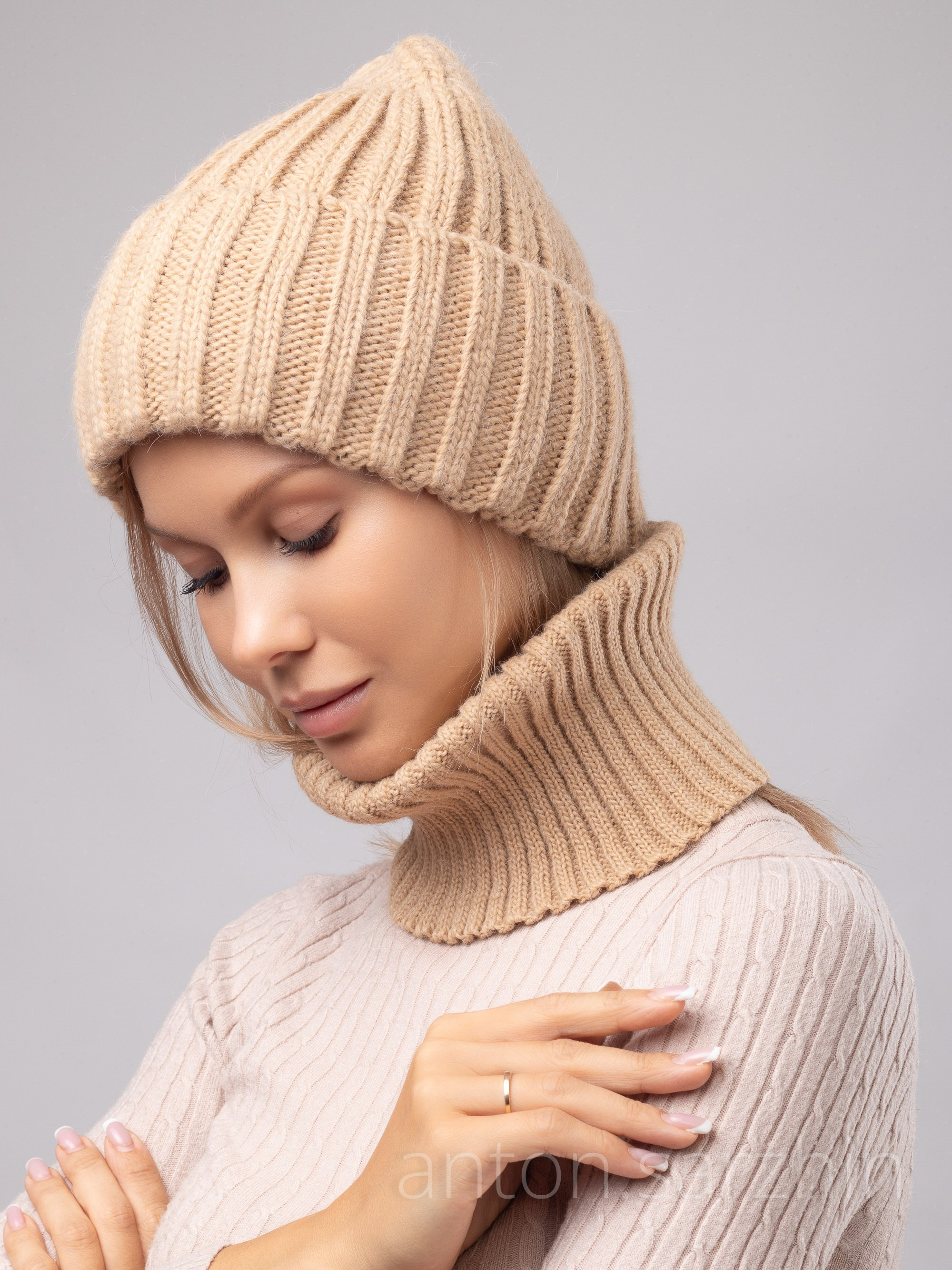 Фотосъемка шапки и снуда на модели девушки