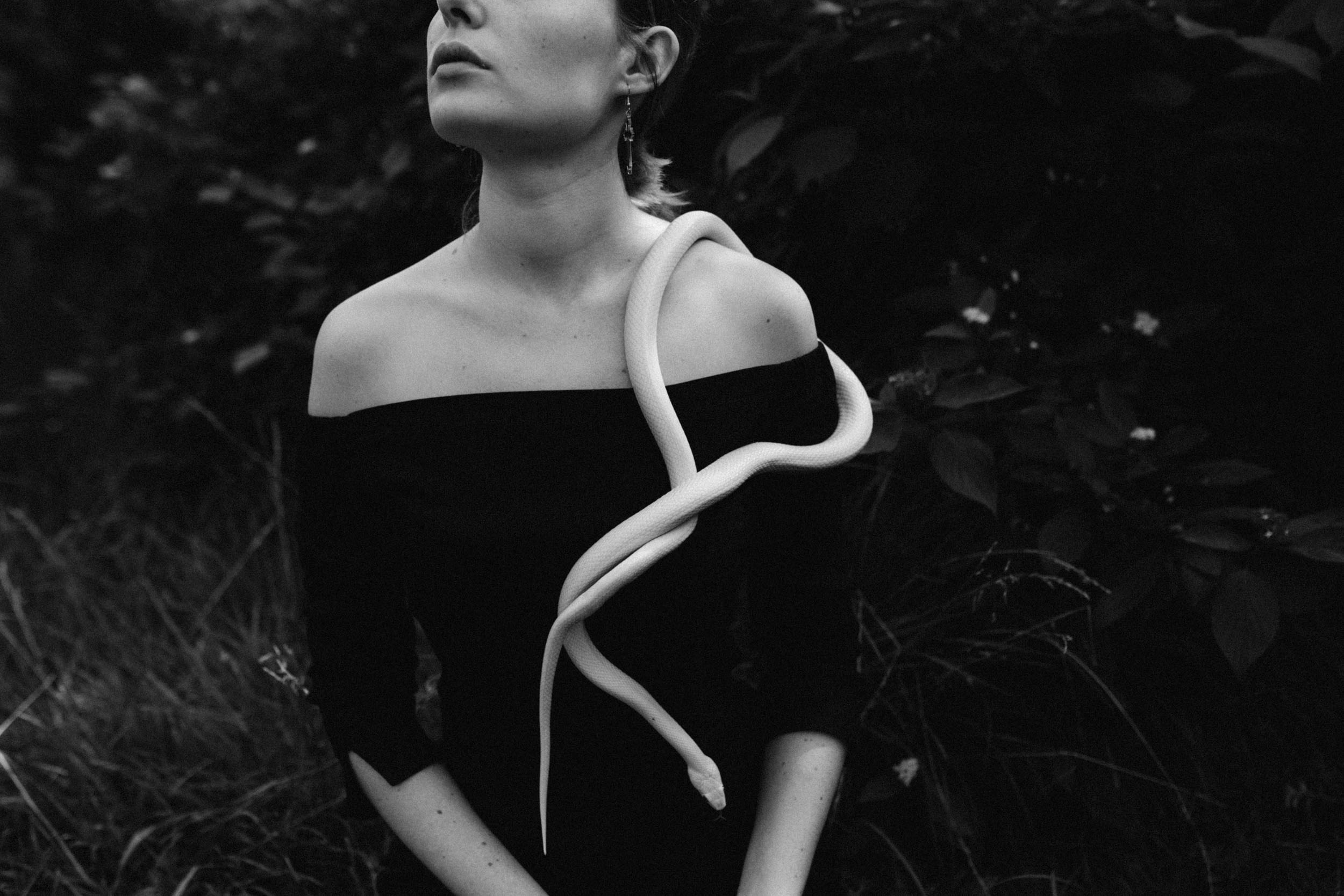 Маленькая белая змея на лице девушки