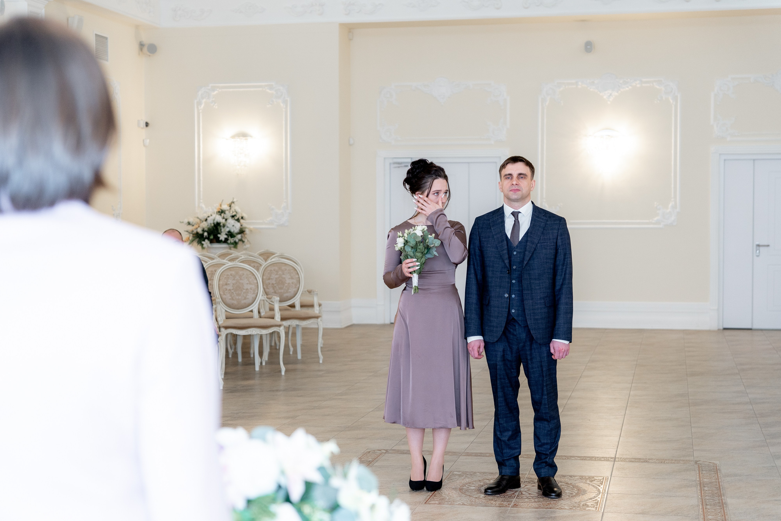 молодожены в зале регистрации в загсе красносельского района