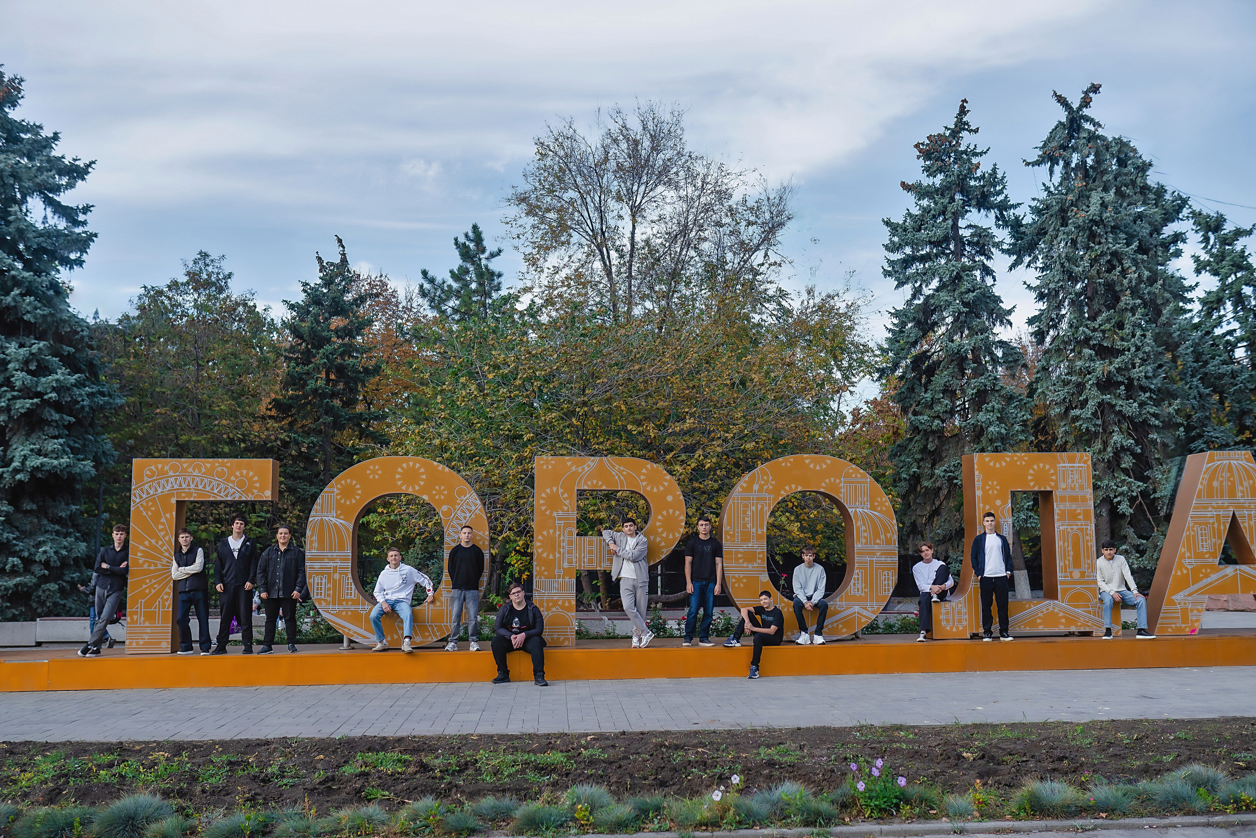 Фотосессия ШКОЛА 106 КЛАСС 9В Выпуск 2026. Современные Выпускные Альбомы в Ростове-на-Дону