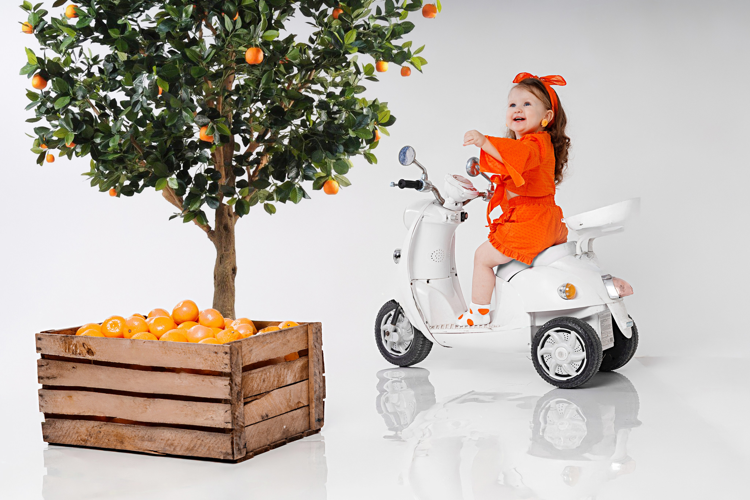 Детская фотосессия с мандаринами в студии в Сочи. Детский студийный фотограф Сочи