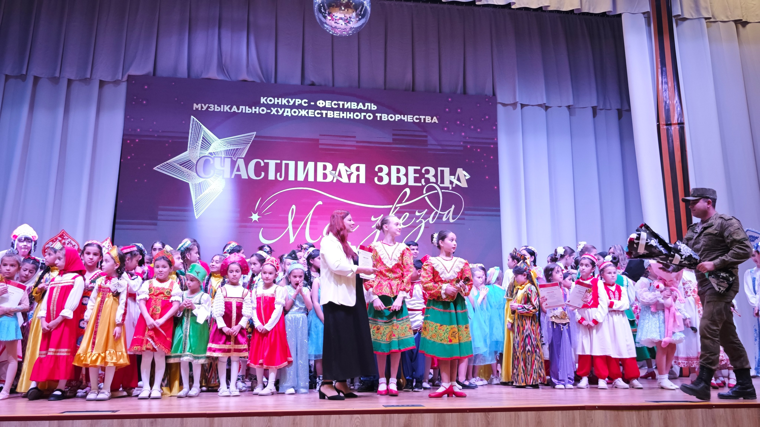 1 ноября 2025 г, г. Бохтар, Таджикистан. Золотое яблочко