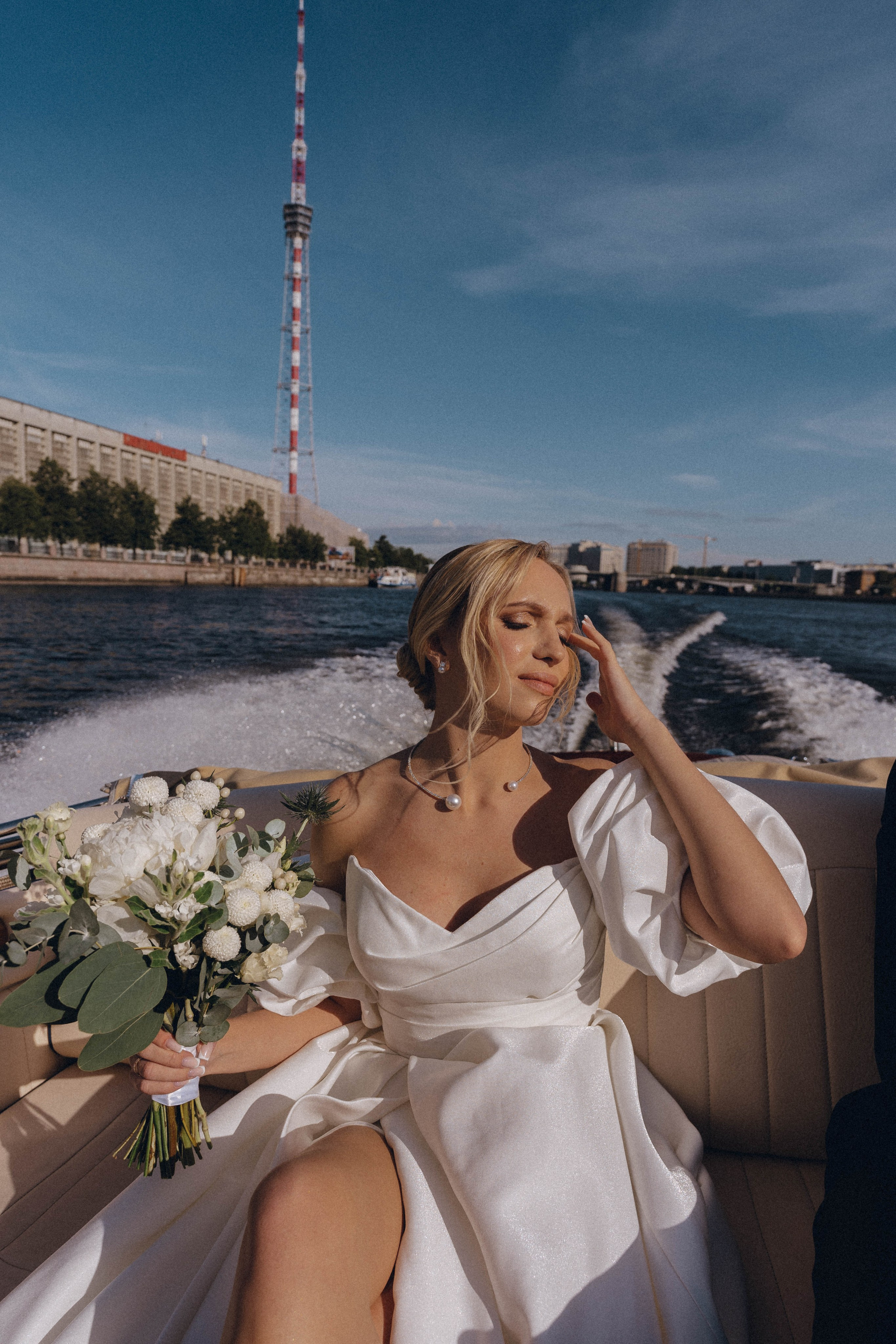СВАДЕНБНАЯ СЬЕМКА НА КАТЕРЕ ПО КАНАЛАМ САНКТ-ПЕТЕРБУРГА И В АКВАТОРИИ НЕВЫ. Профессиональный фотограф, Санкт-Петербург — Виктория Богомолова