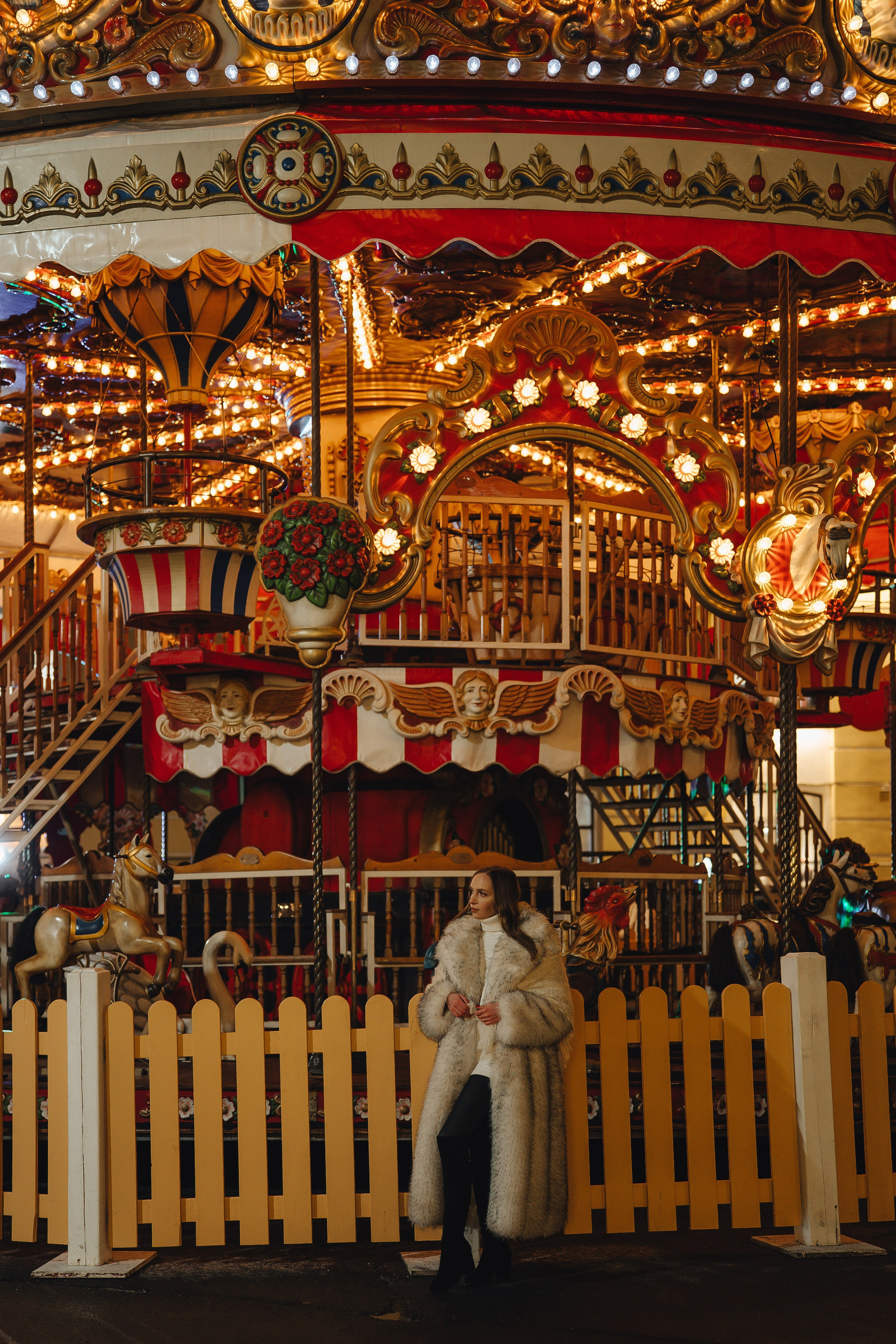 ПРОГУЛКА НА МАНЕЖНОЙ ПЛОЩАДИ ДЛЯ ДЕВУШКИ ПЕРЕД НОВЫМ ГОДОМ (НОВОГОДНЯЯ ФОТОСЕССИИЯ НА МАНЕЖНОЙ ПЛОЩАДИ). Профессиональный фотограф, Санкт-Петербург — Виктория Богомолова