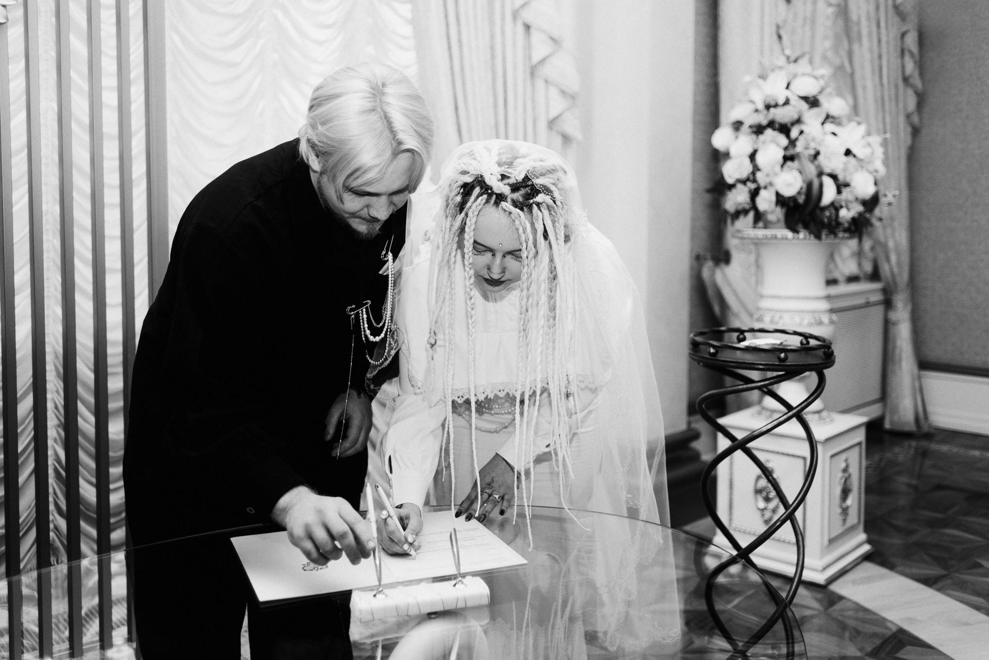 Свадьба для двоих в Тюмени — фотосессия в ЗАГСе, кафе и отеле. Портретный фотограф Тюмень Дарья Мустафина