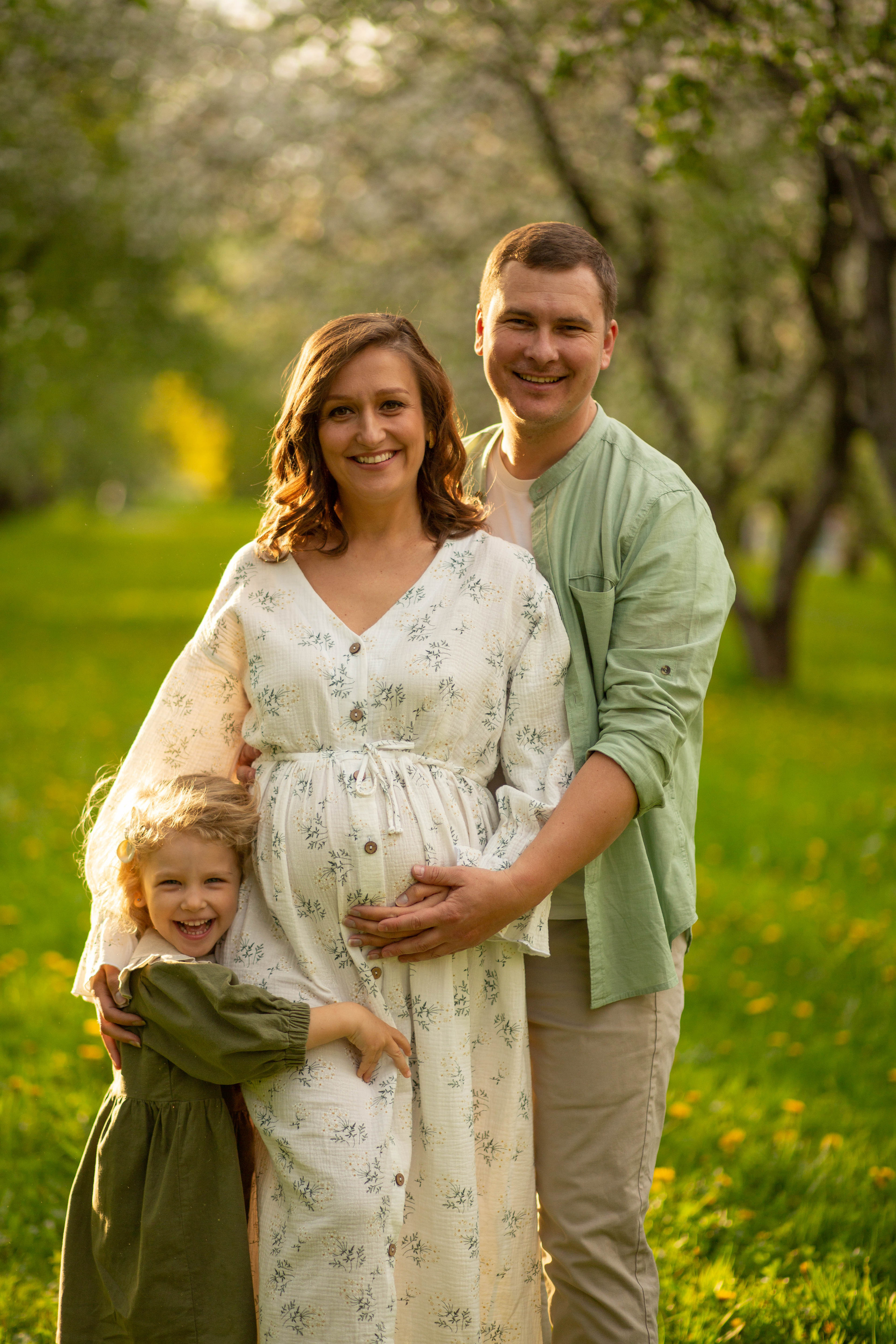 Семья в яблоневом саду. Семейный и детский фотограф в Москве Юлия