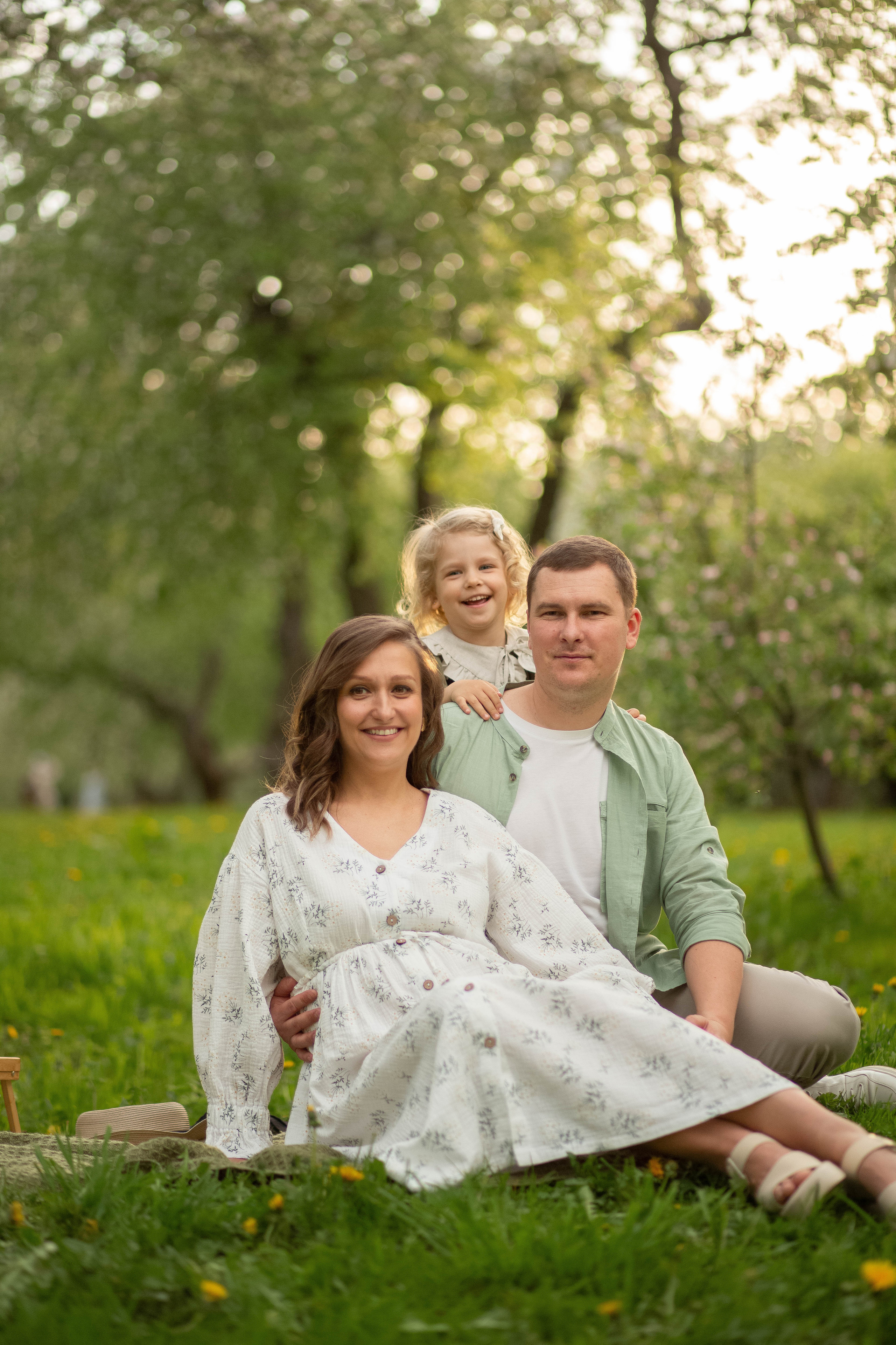 Семья в яблоневом саду. Семейный и детский фотограф в Москве Юлия