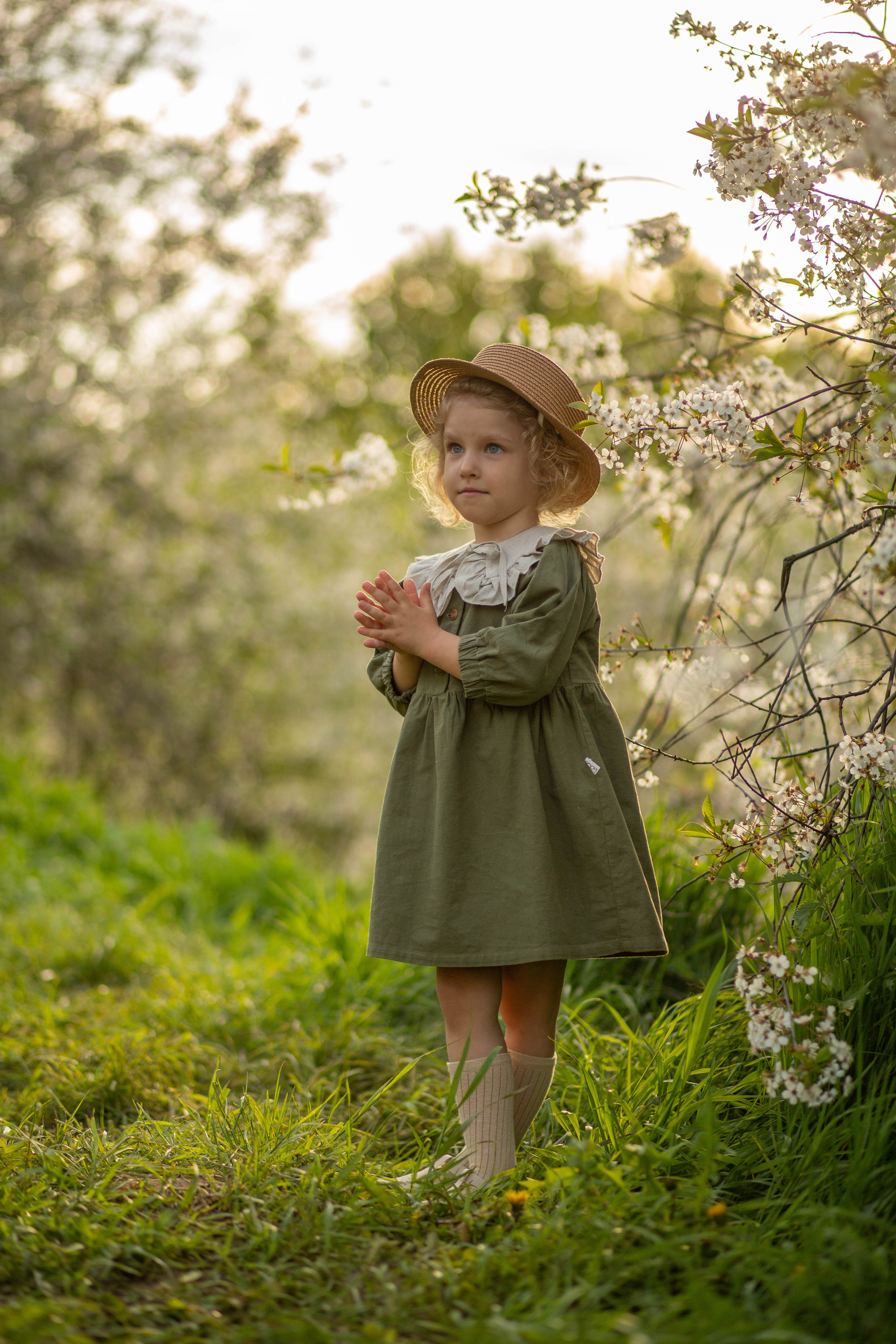 Семья в яблоневом саду. Семейный и детский фотограф в Москве Юлия