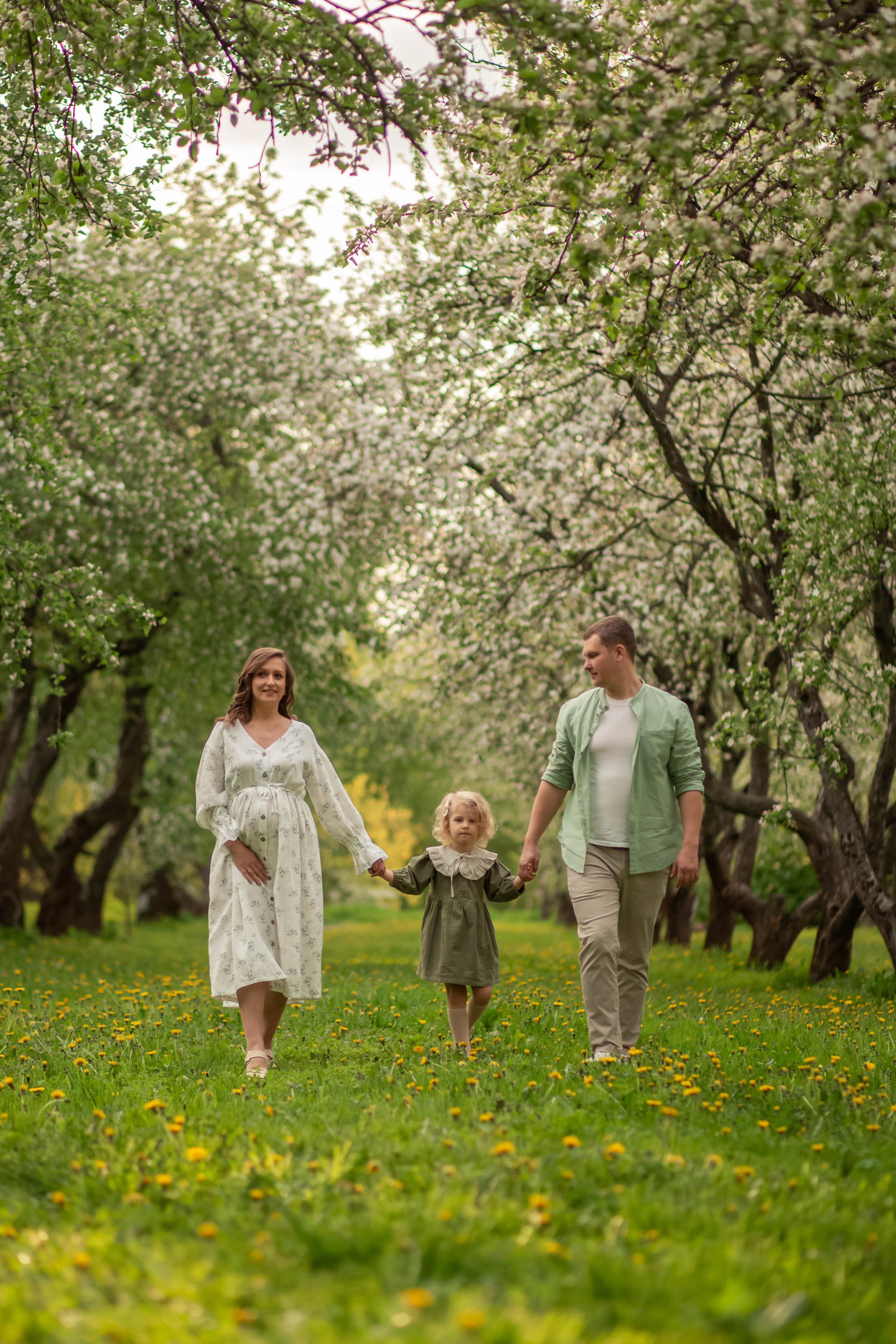 Семья в яблоневом саду. Семейный и детский фотограф в Москве Юлия