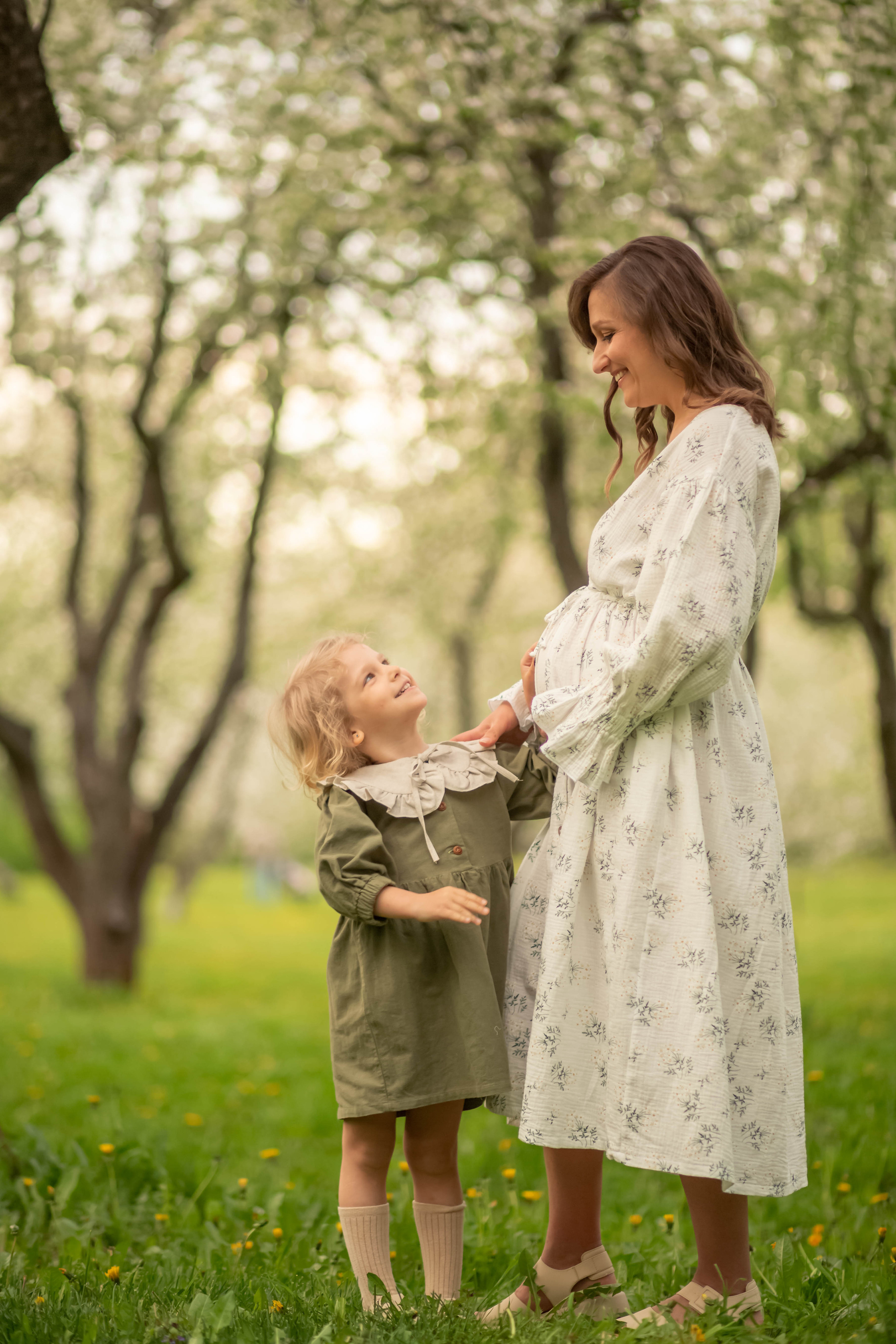 Семья в яблоневом саду. Семейный и детский фотограф в Москве Юлия
