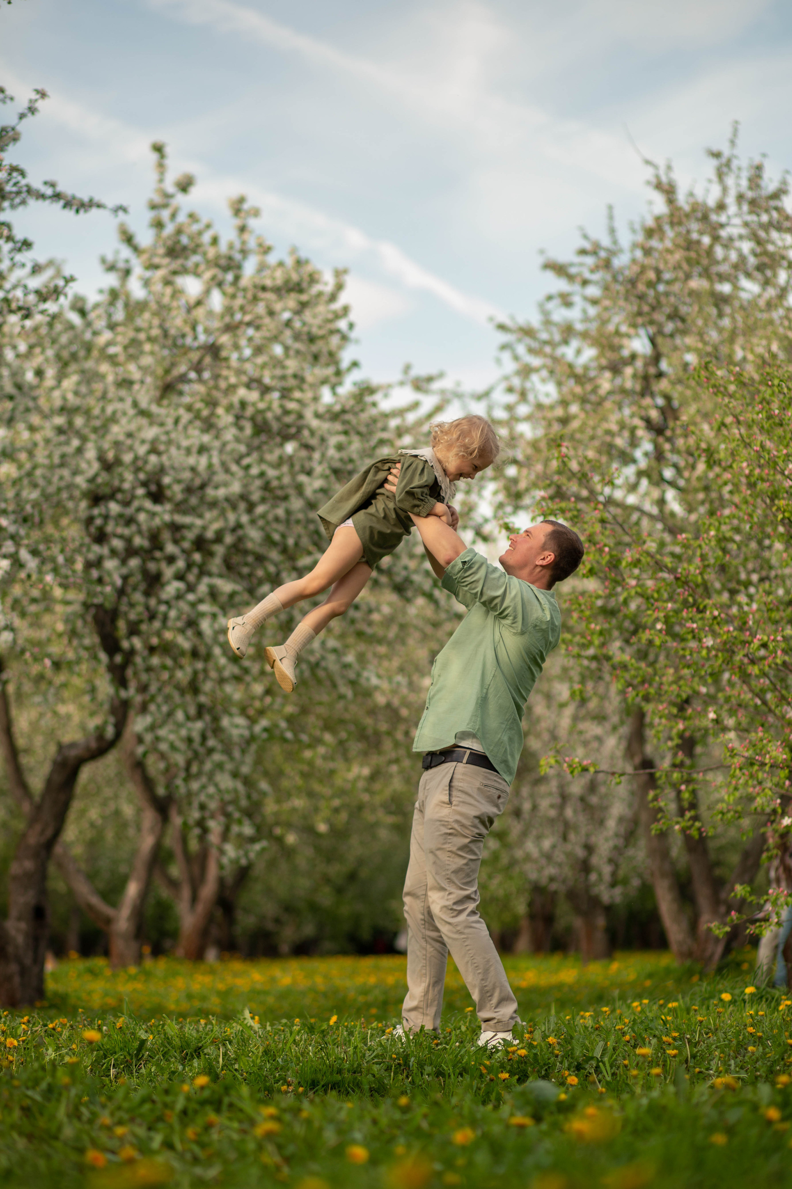Семья в яблоневом саду. Семейный и детский фотограф в Москве Юлия