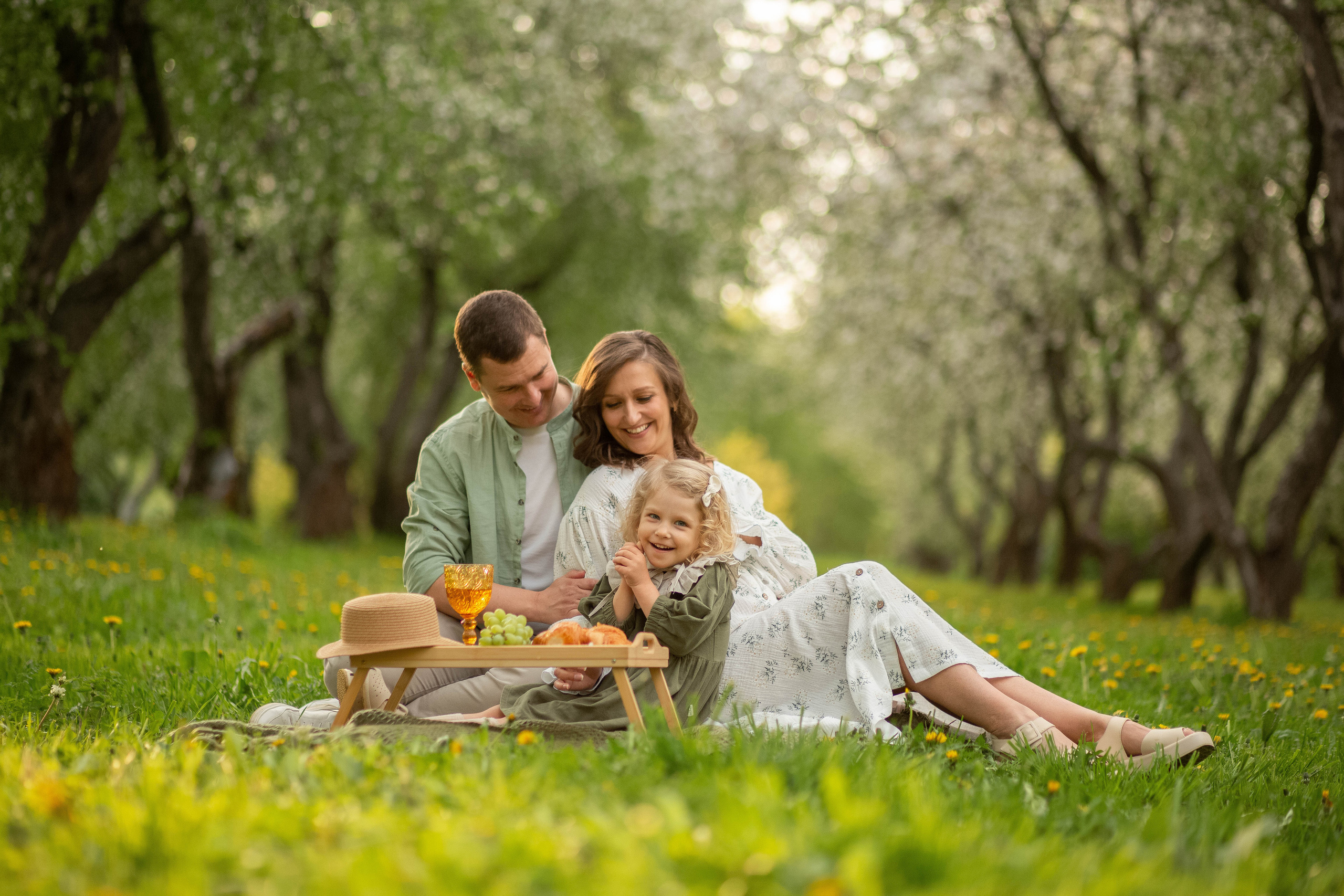 Семья в яблоневом саду. Семейный и детский фотограф в Москве Юлия