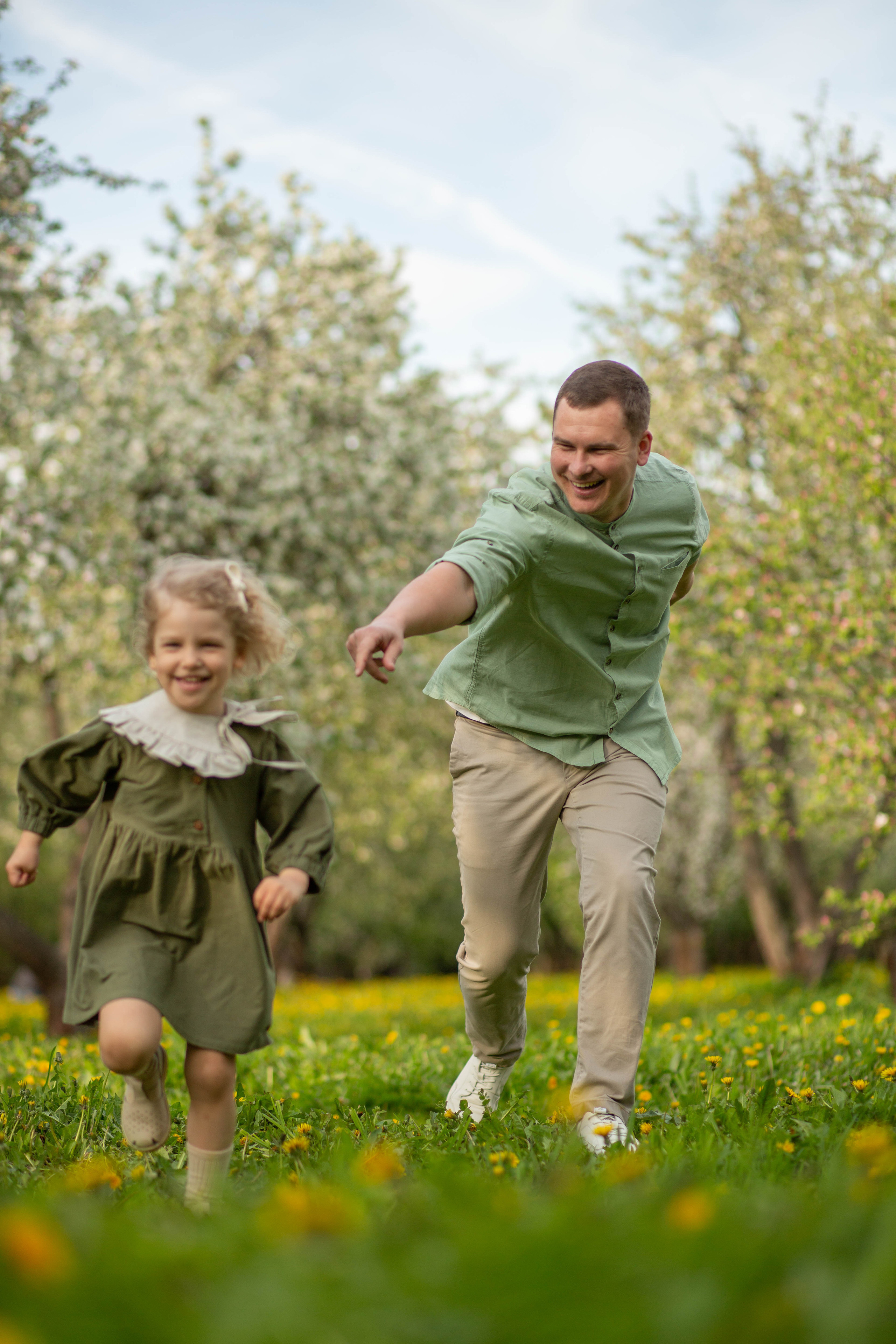 Семья в яблоневом саду. Семейный и детский фотограф в Москве Юлия