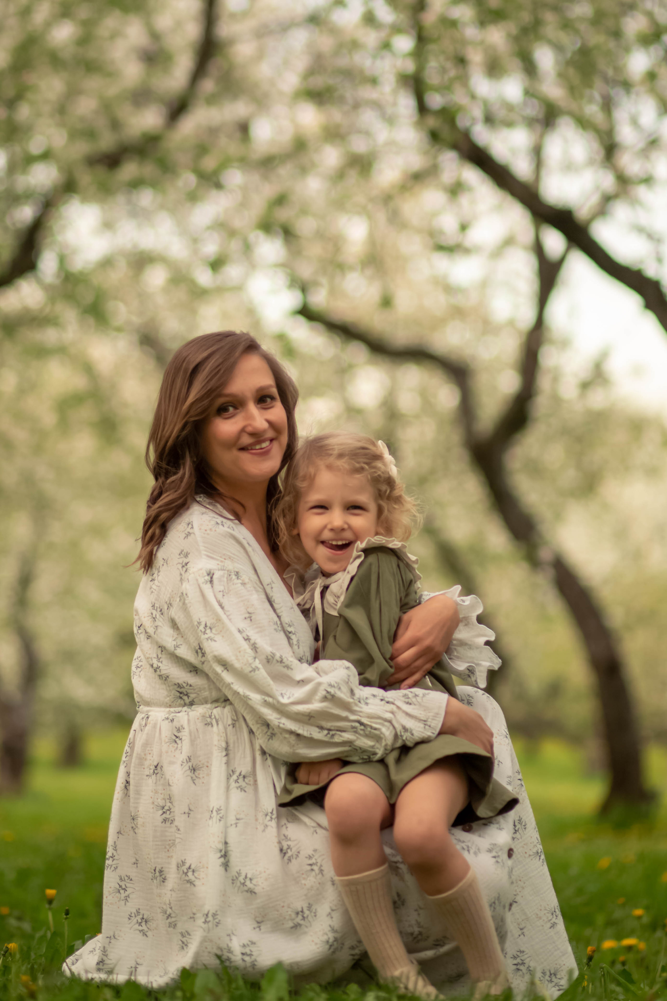 Семья в яблоневом саду. Семейный и детский фотограф в Москве Юлия