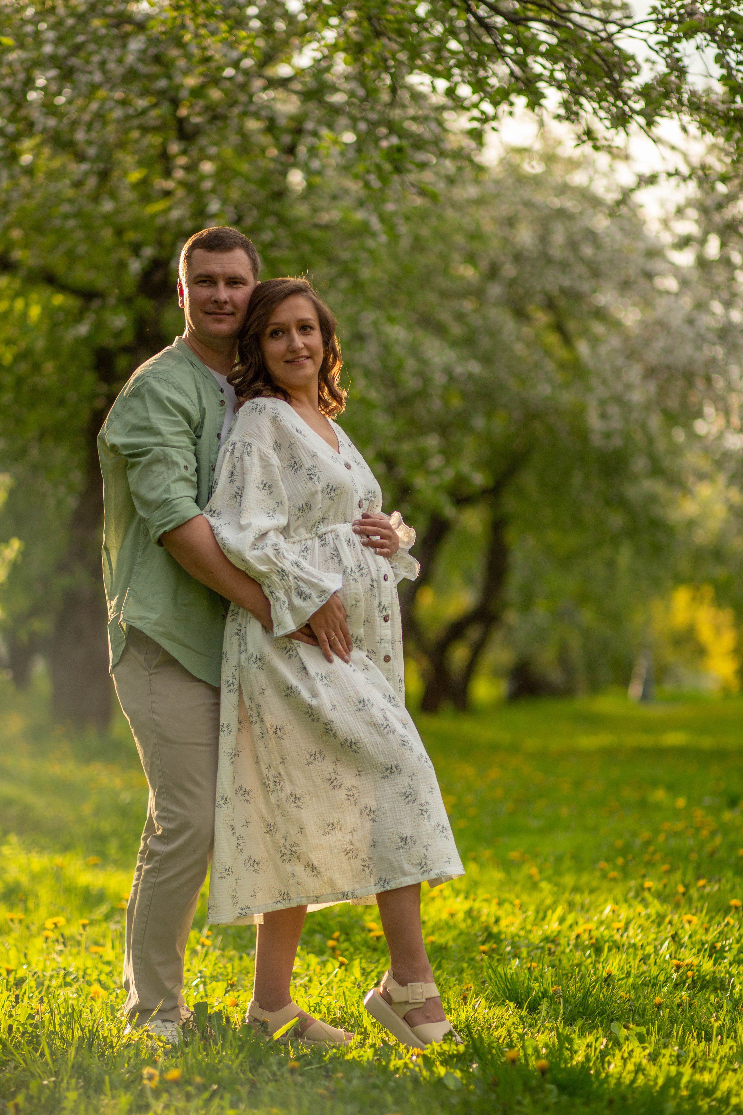 Семья в яблоневом саду. Семейный и детский фотограф в Москве Юлия