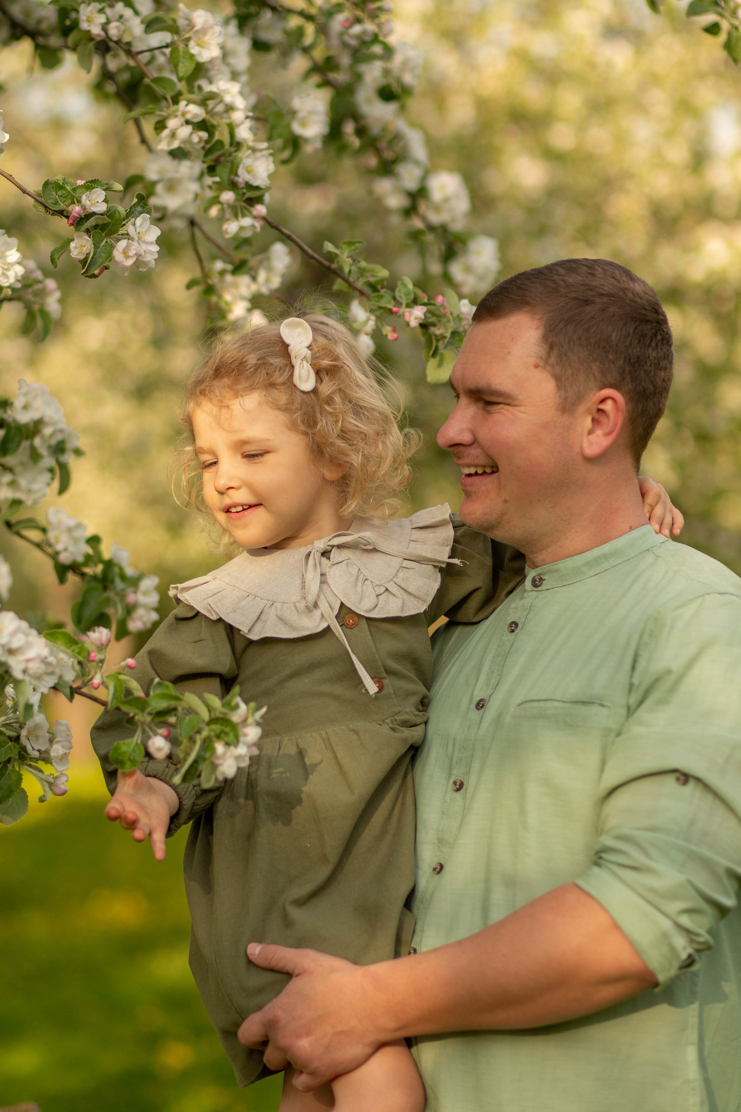 Семья в яблоневом саду. Семейный и детский фотограф в Москве Юлия
