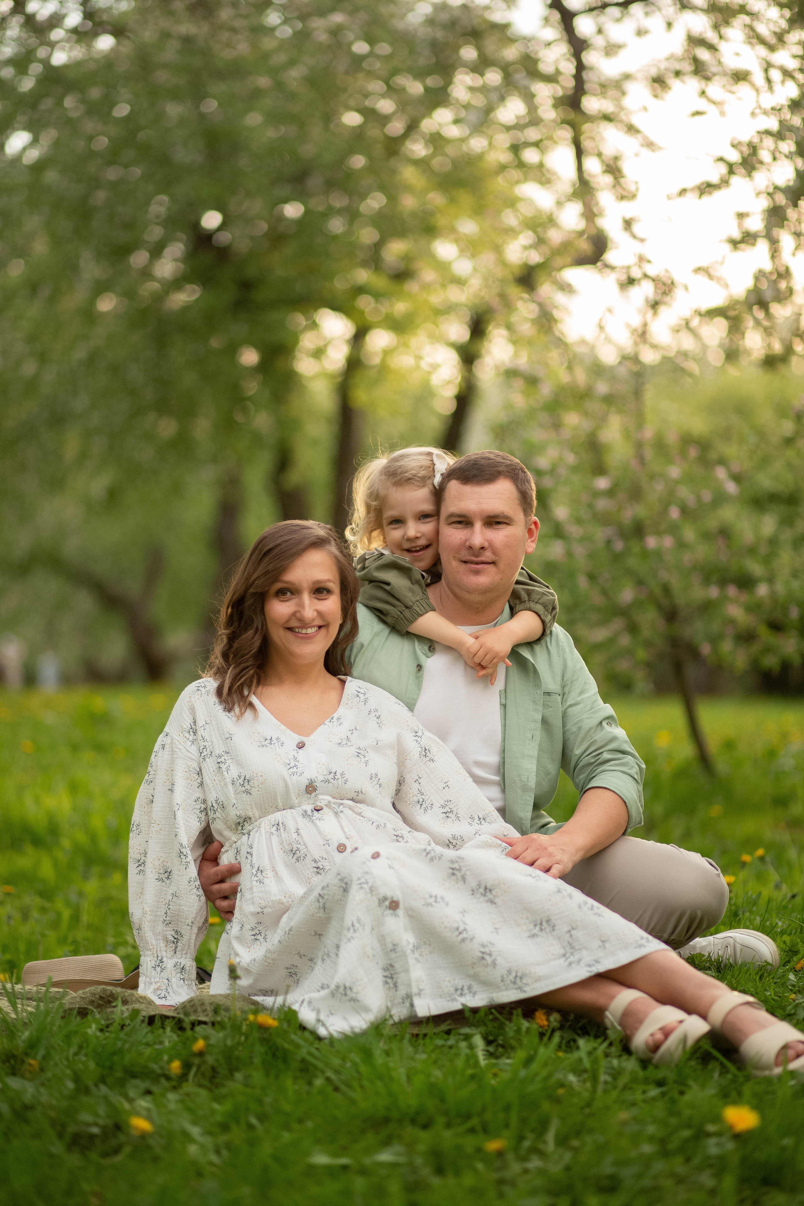 Семья в яблоневом саду. Семейный и детский фотограф в Москве Юлия