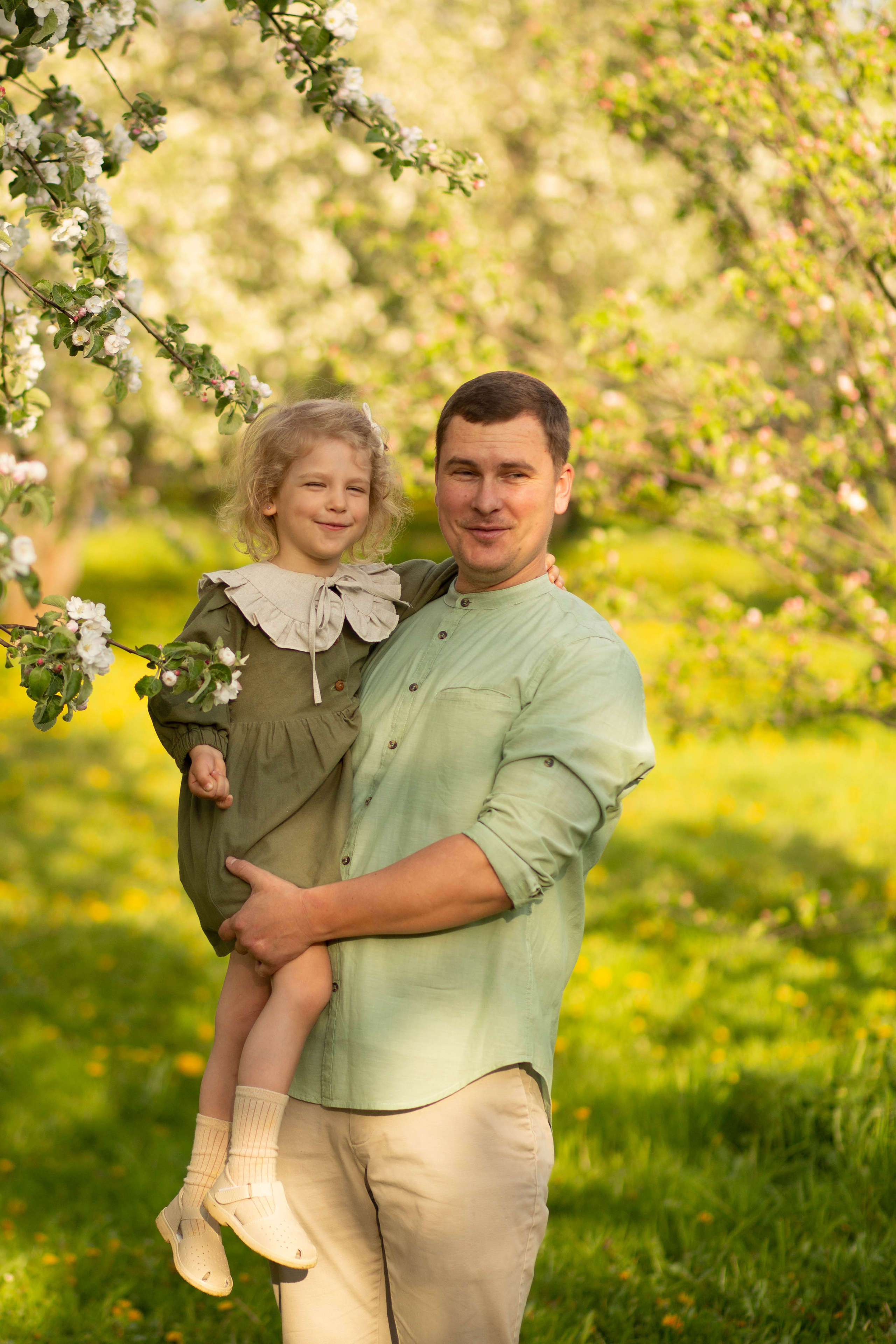 Семья в яблоневом саду. Семейный и детский фотограф в Москве Юлия