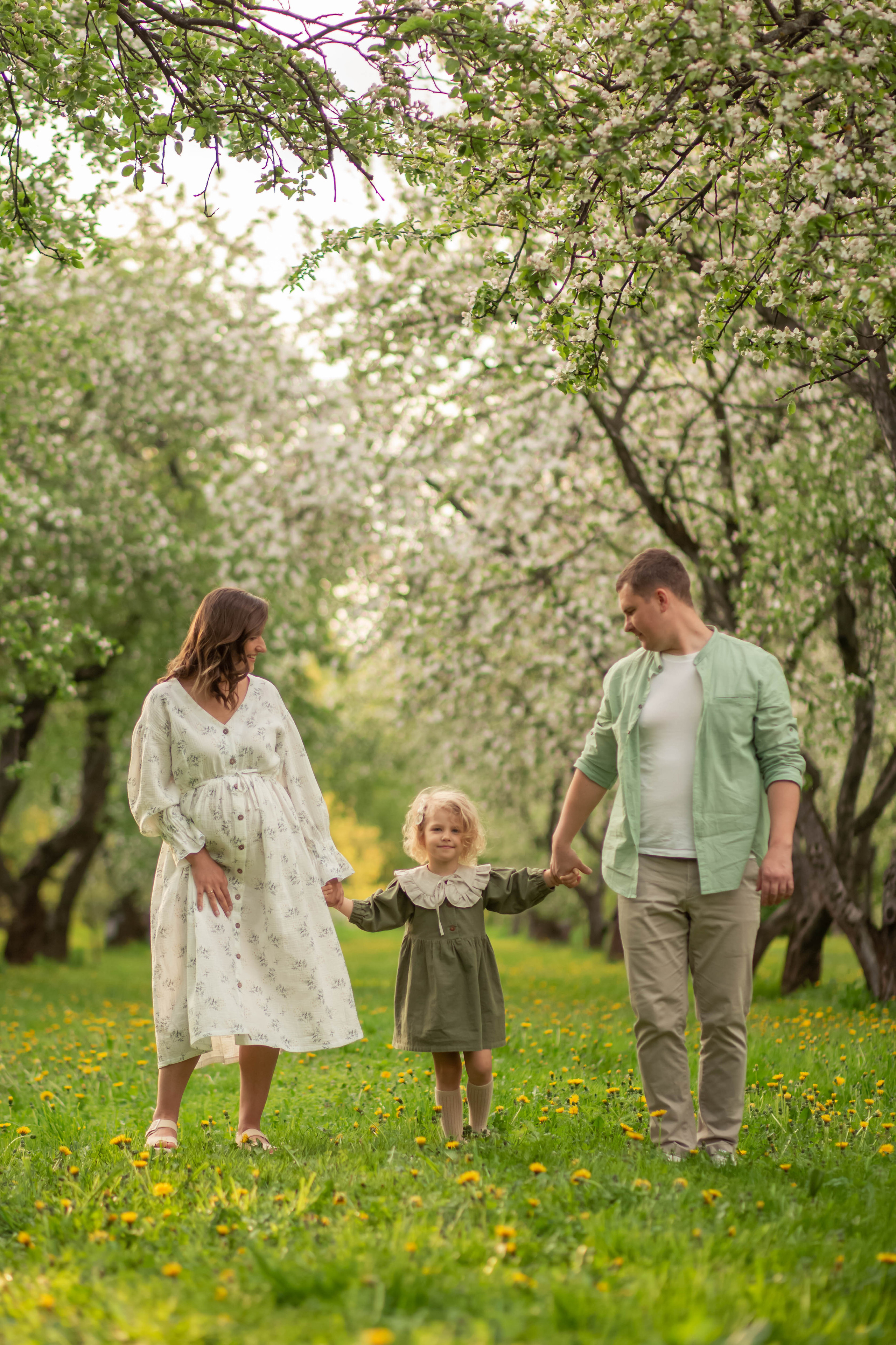 Семья в яблоневом саду. Семейный и детский фотограф в Москве Юлия