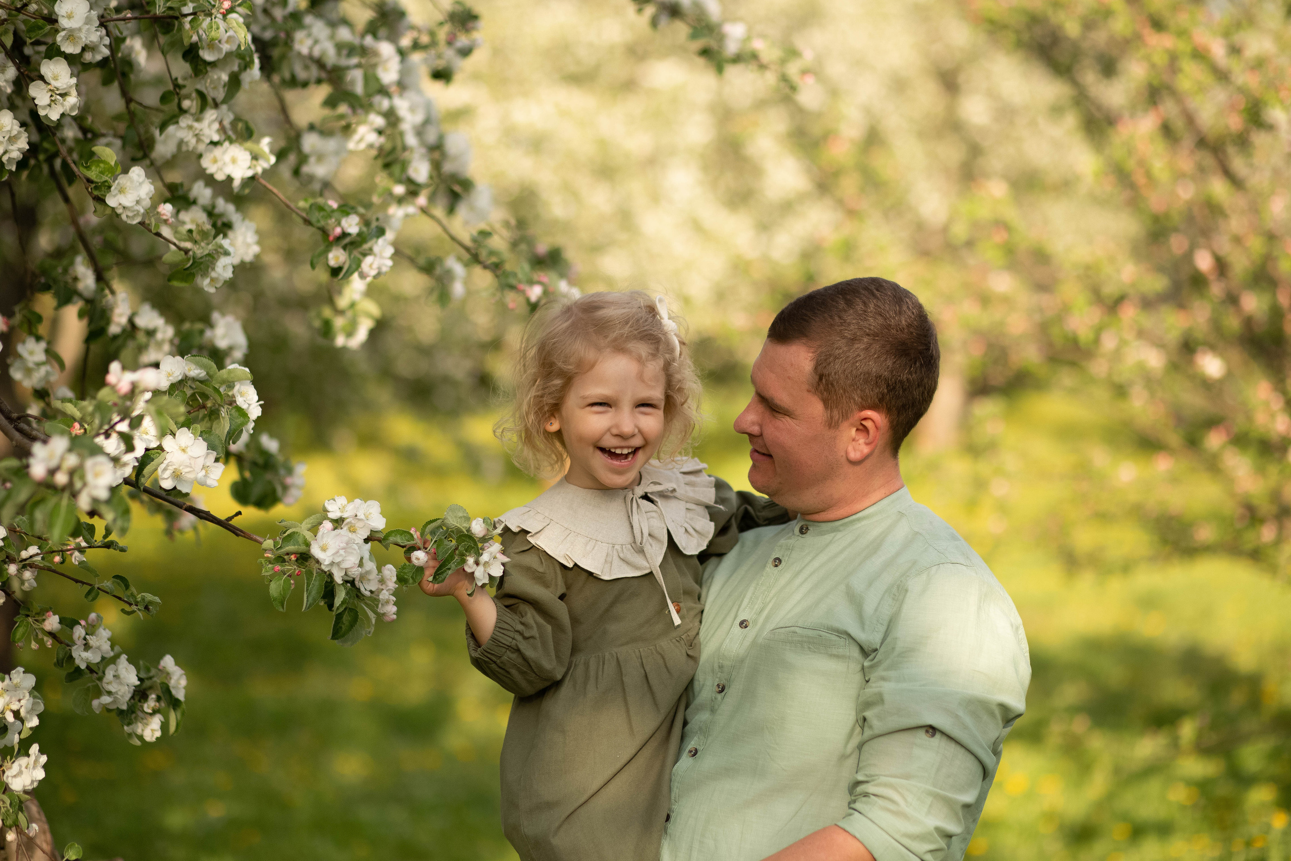 Семья в яблоневом саду. Семейный и детский фотограф в Москве Юлия