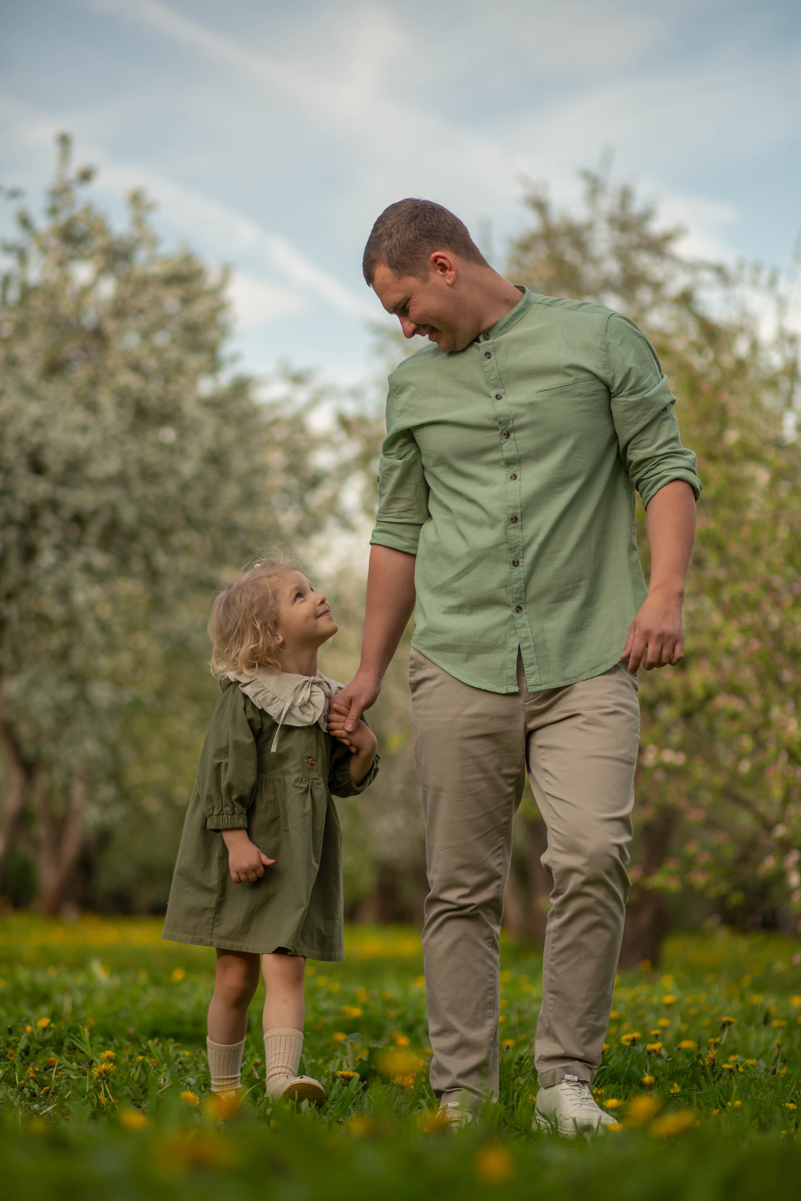 Семья в яблоневом саду. Семейный и детский фотограф в Москве Юлия