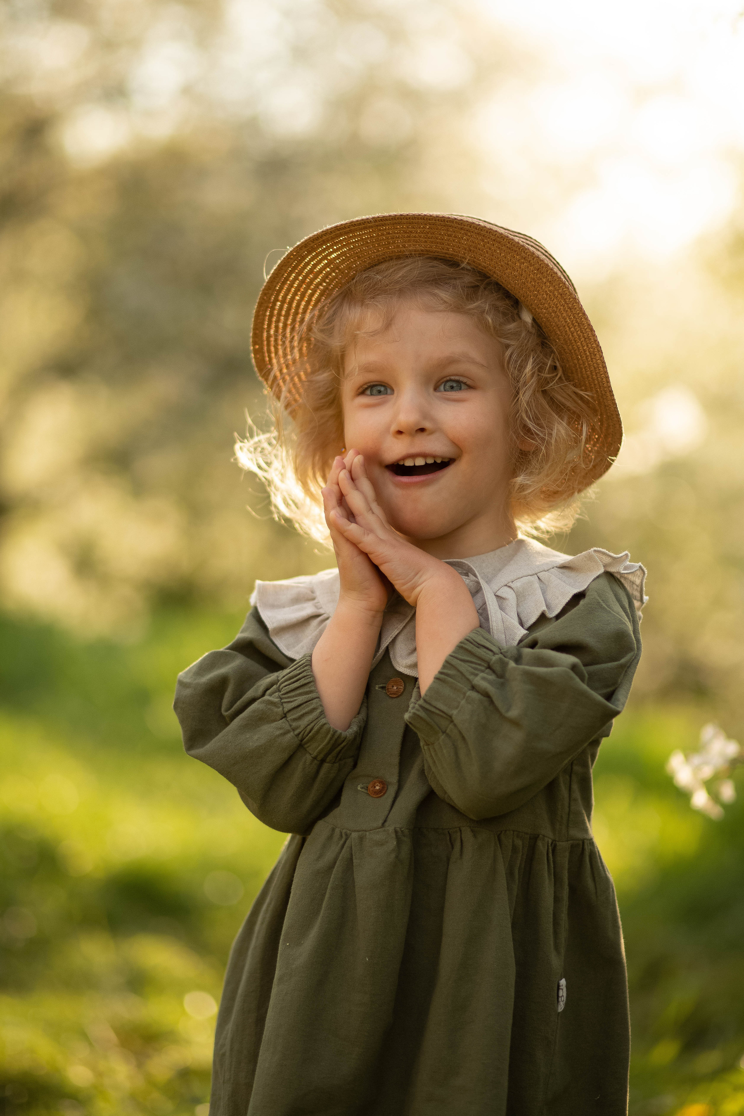 Семья в яблоневом саду. Семейный и детский фотограф в Москве Юлия