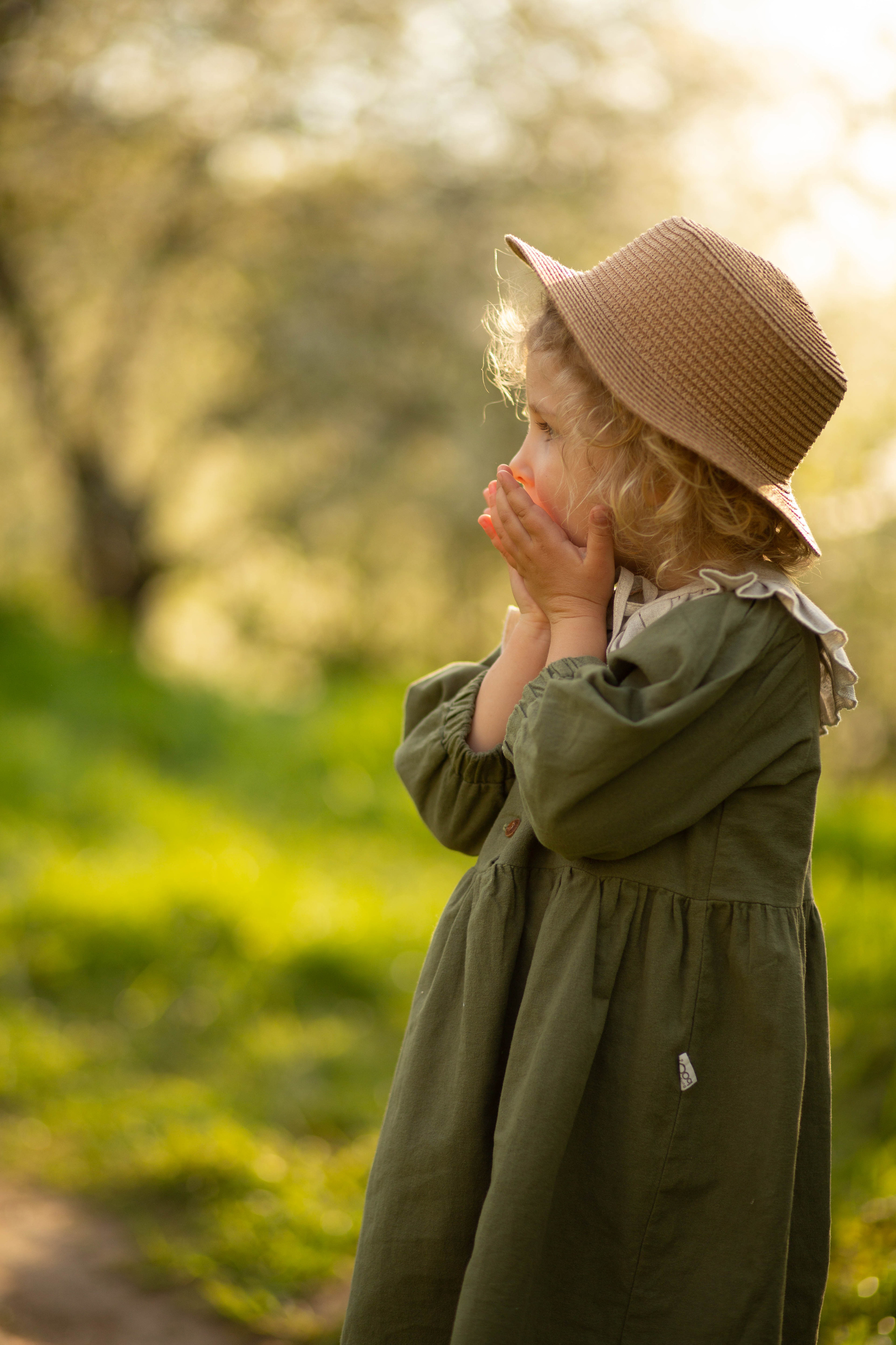 Семья в яблоневом саду. Семейный и детский фотограф в Москве Юлия