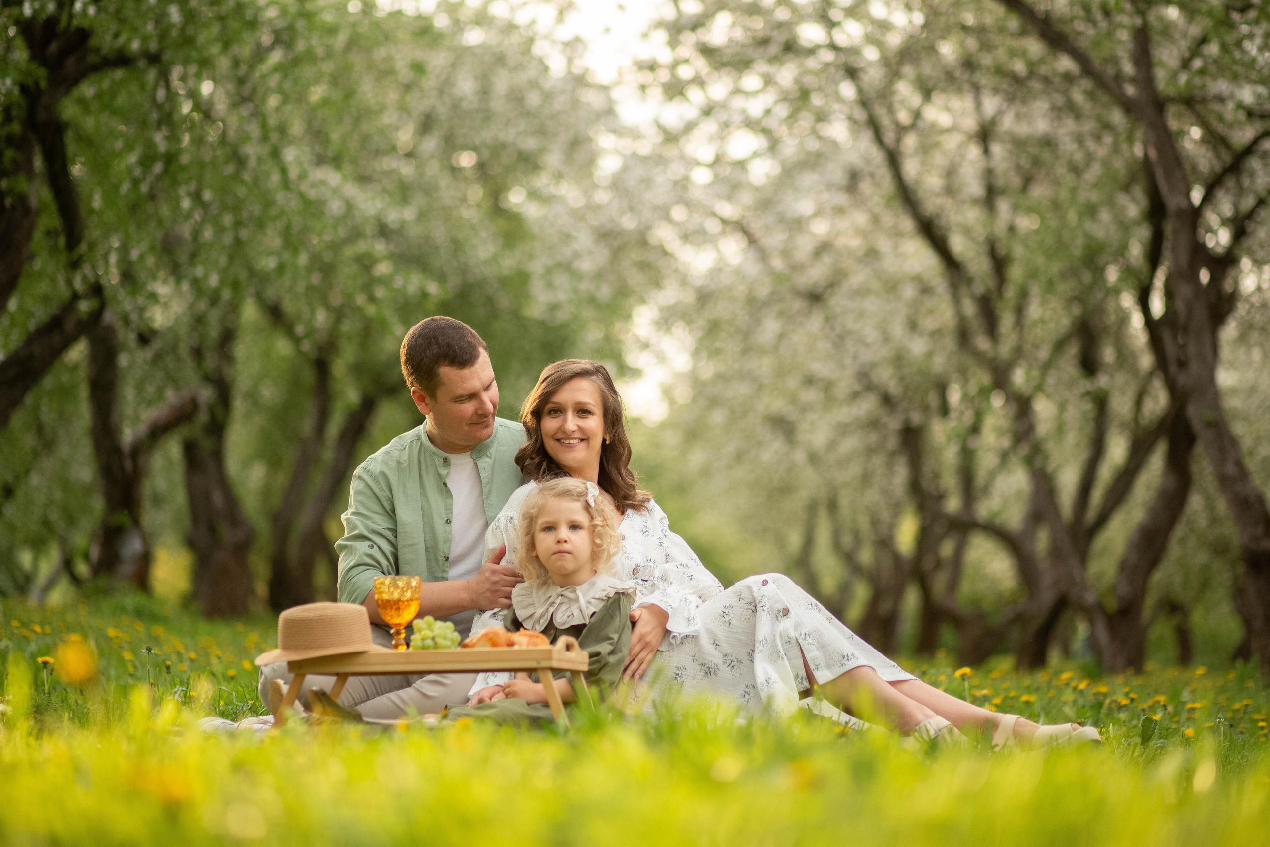 Семья в яблоневом саду. Семейный и детский фотограф в Москве Юлия