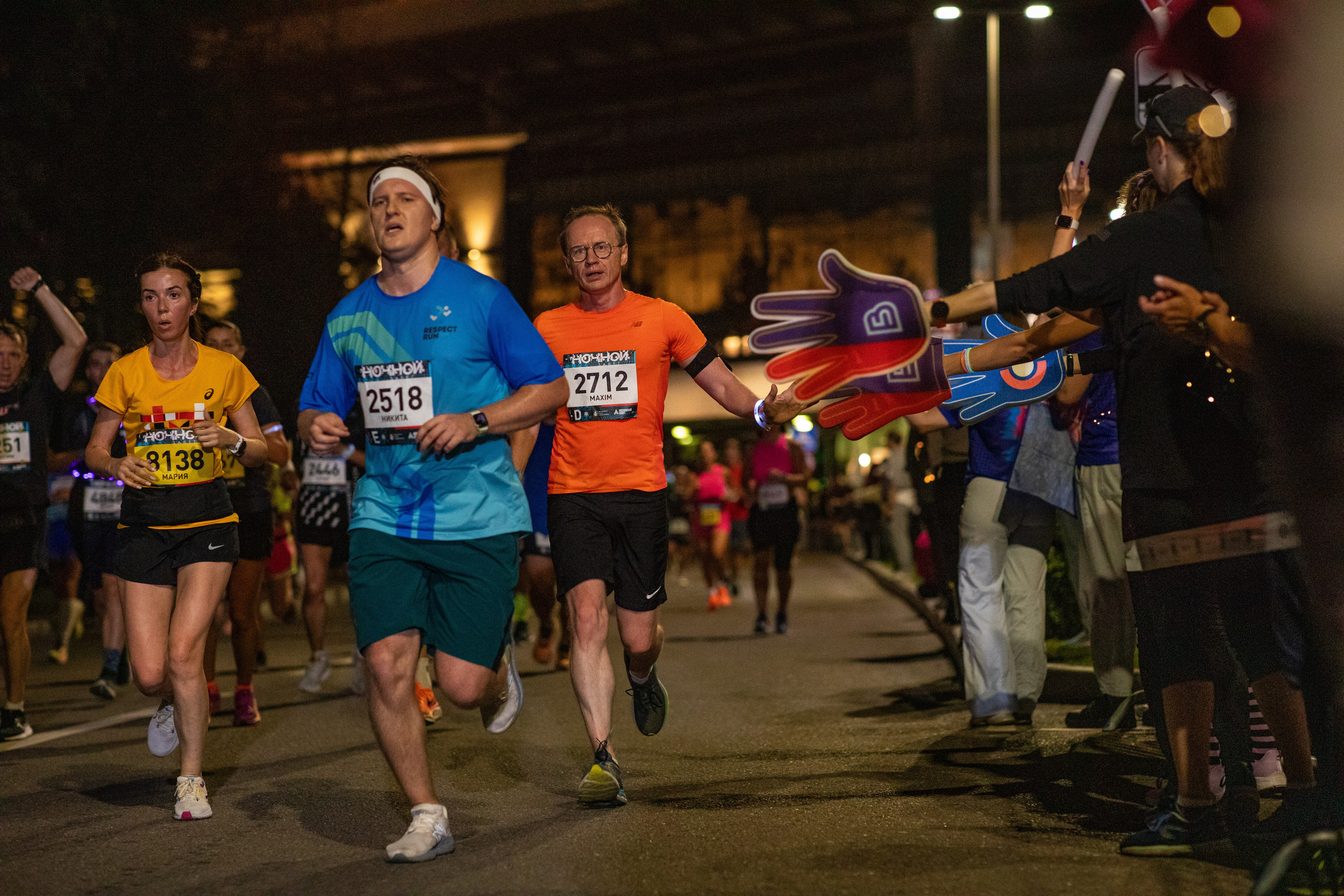 Ночной забег в ленте фотографий бегунов 03.08.24. Фотограф Сергей Ловкий
