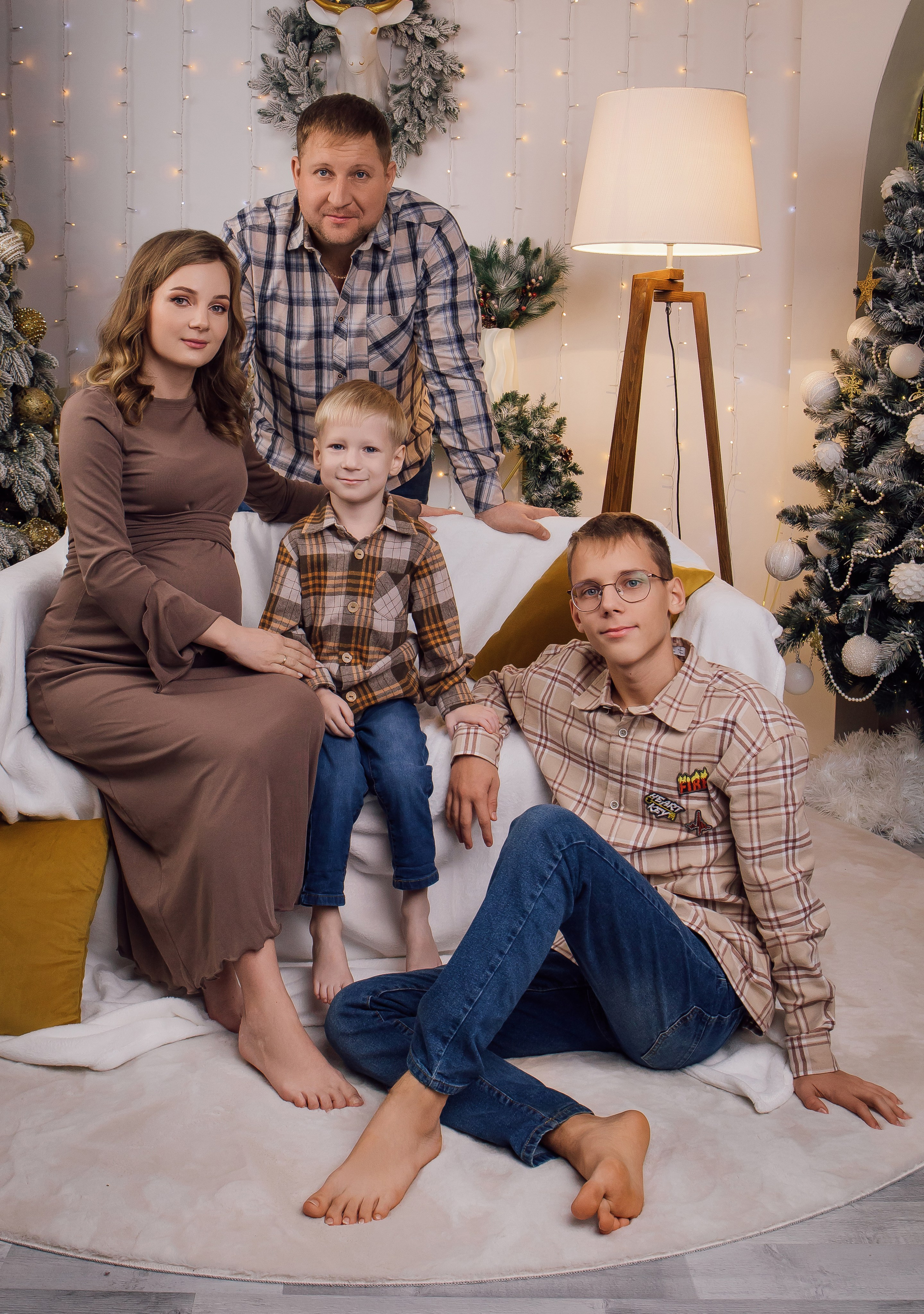 Олеся с семьей Новогодняя